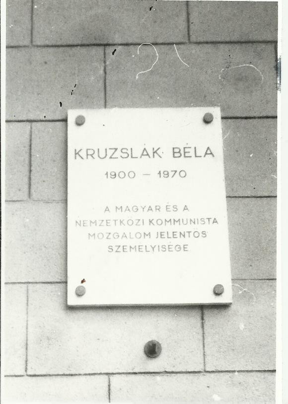 Kruzslák Béla emléktábla (Angyalföldi Helytörténeti Gyűjtemény CC BY-NC-SA)