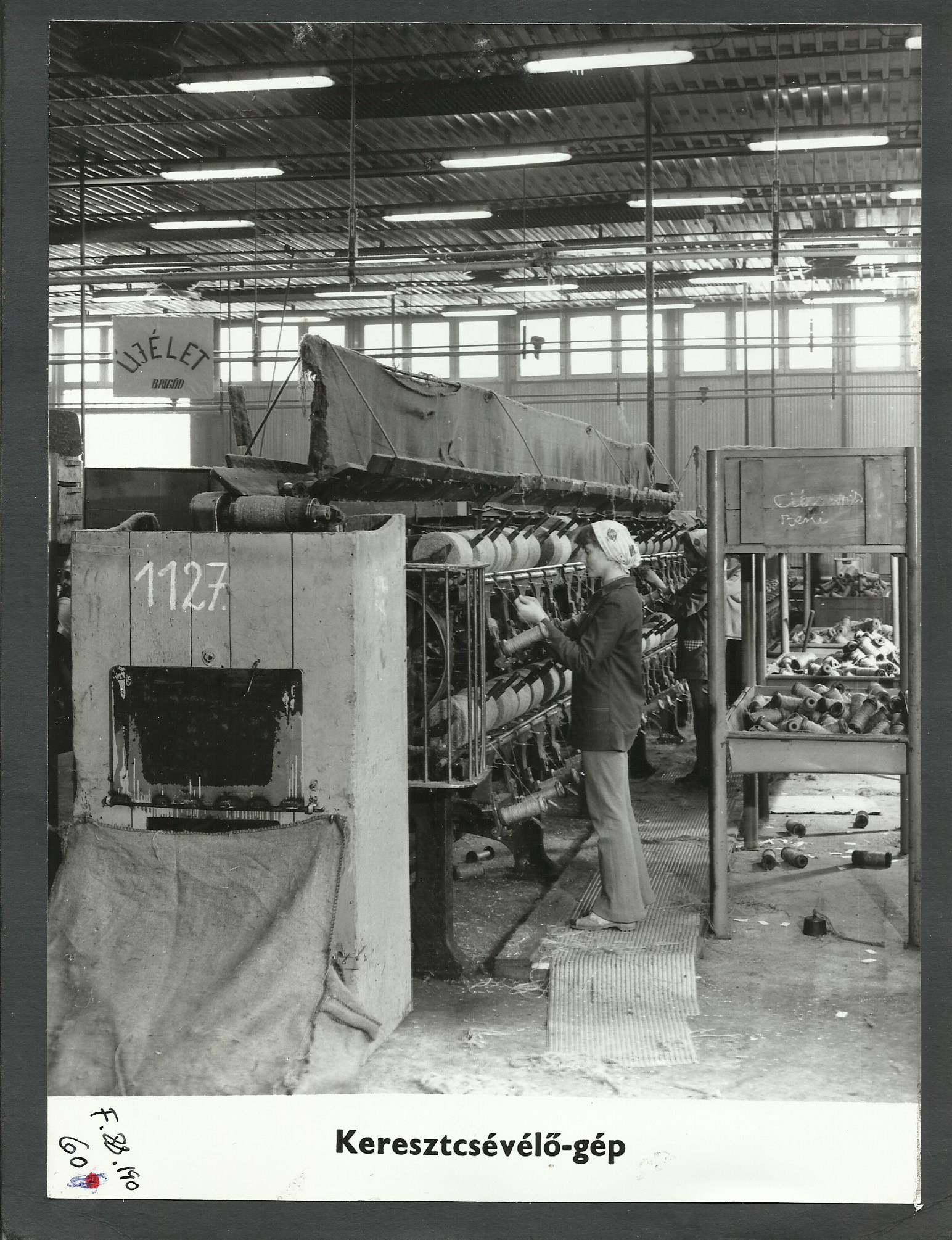 Textilipari műhely munkálatok (Angyalföldi Helytörténeti Gyűjtemény CC BY-NC-SA)