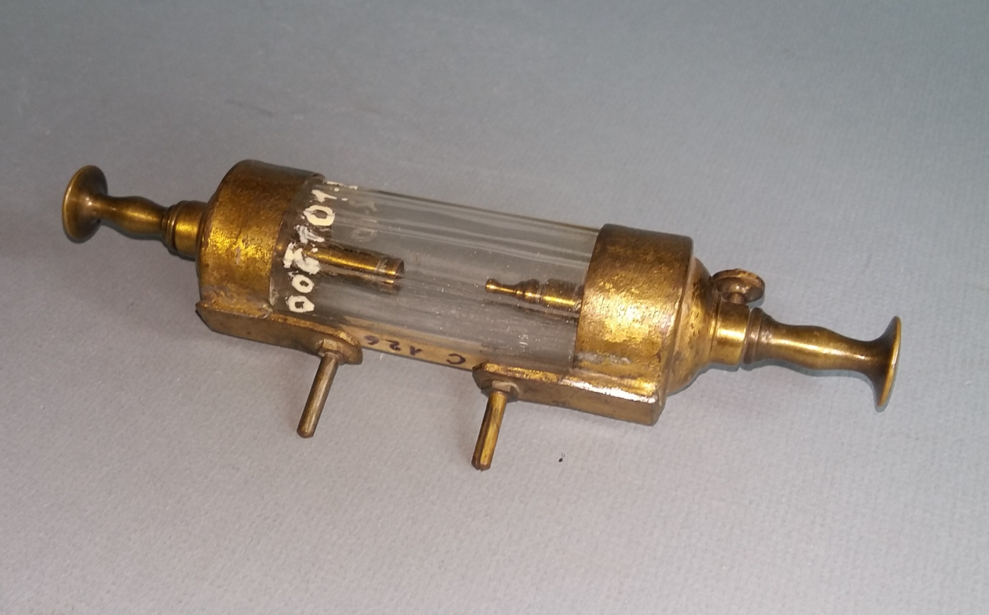 Villámvédő eszköz, üvegcsőben (Postamúzeum CC BY-NC-SA)