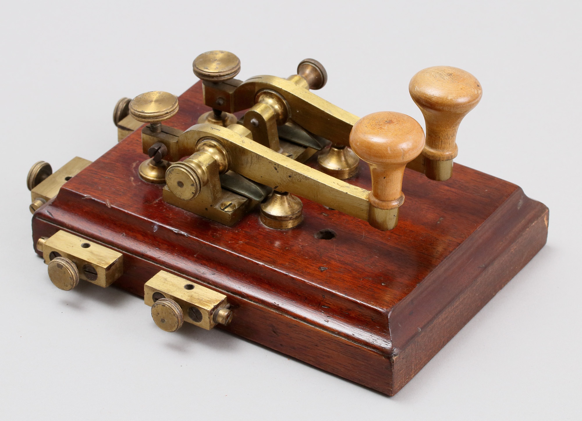 Morse kettős billentyű (Postamúzeum CC BY-NC-SA)