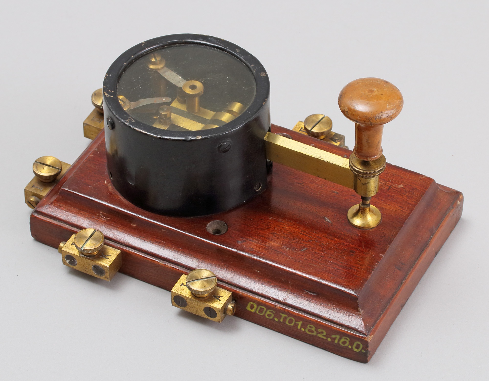 Morse egyesített kettős billentyű, középállomásra (Postamúzeum CC BY-NC-SA)