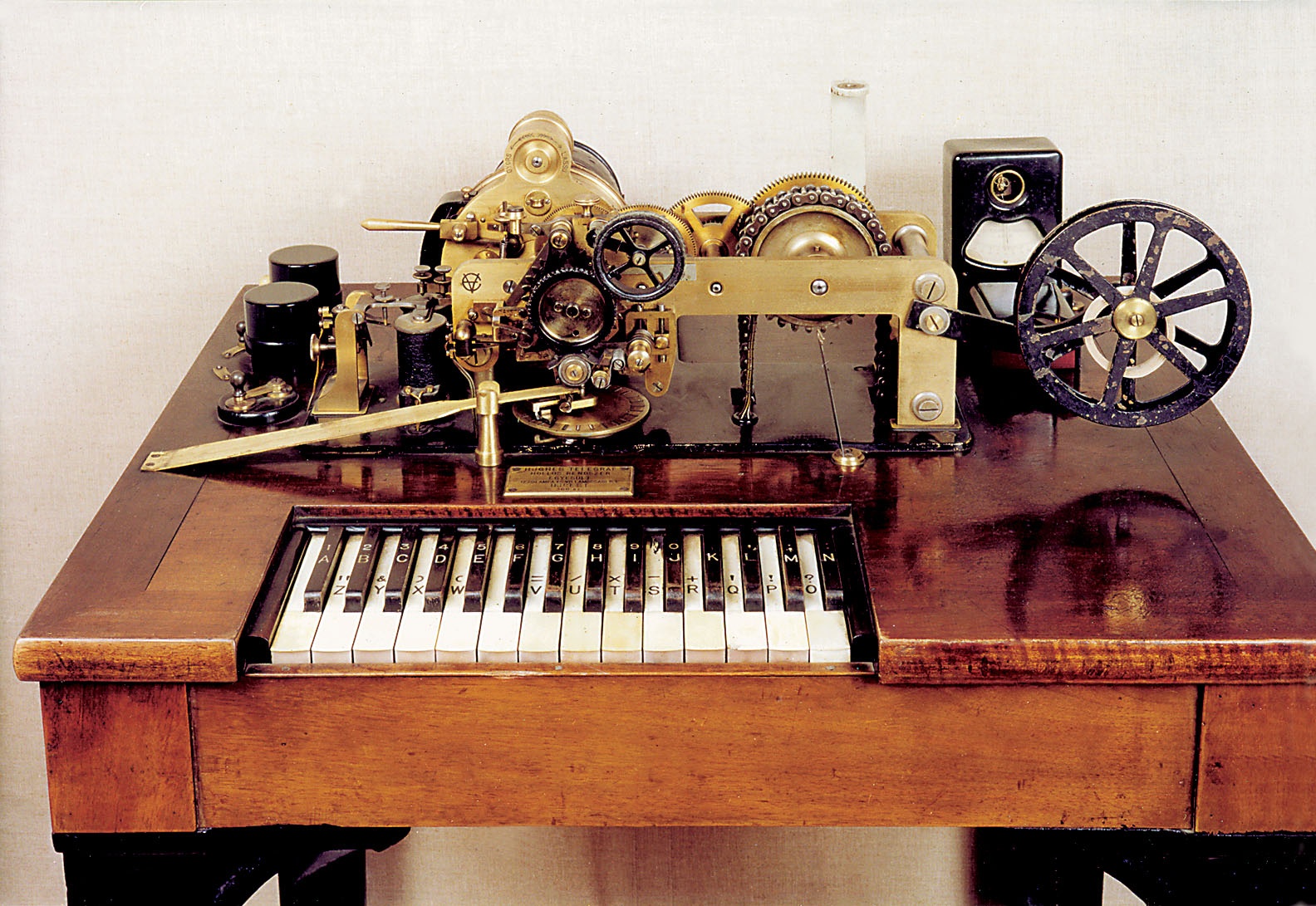 Hughes-féle betűíró távírógép (Hollós rendszerű) (Postamúzeum CC BY-NC-SA)