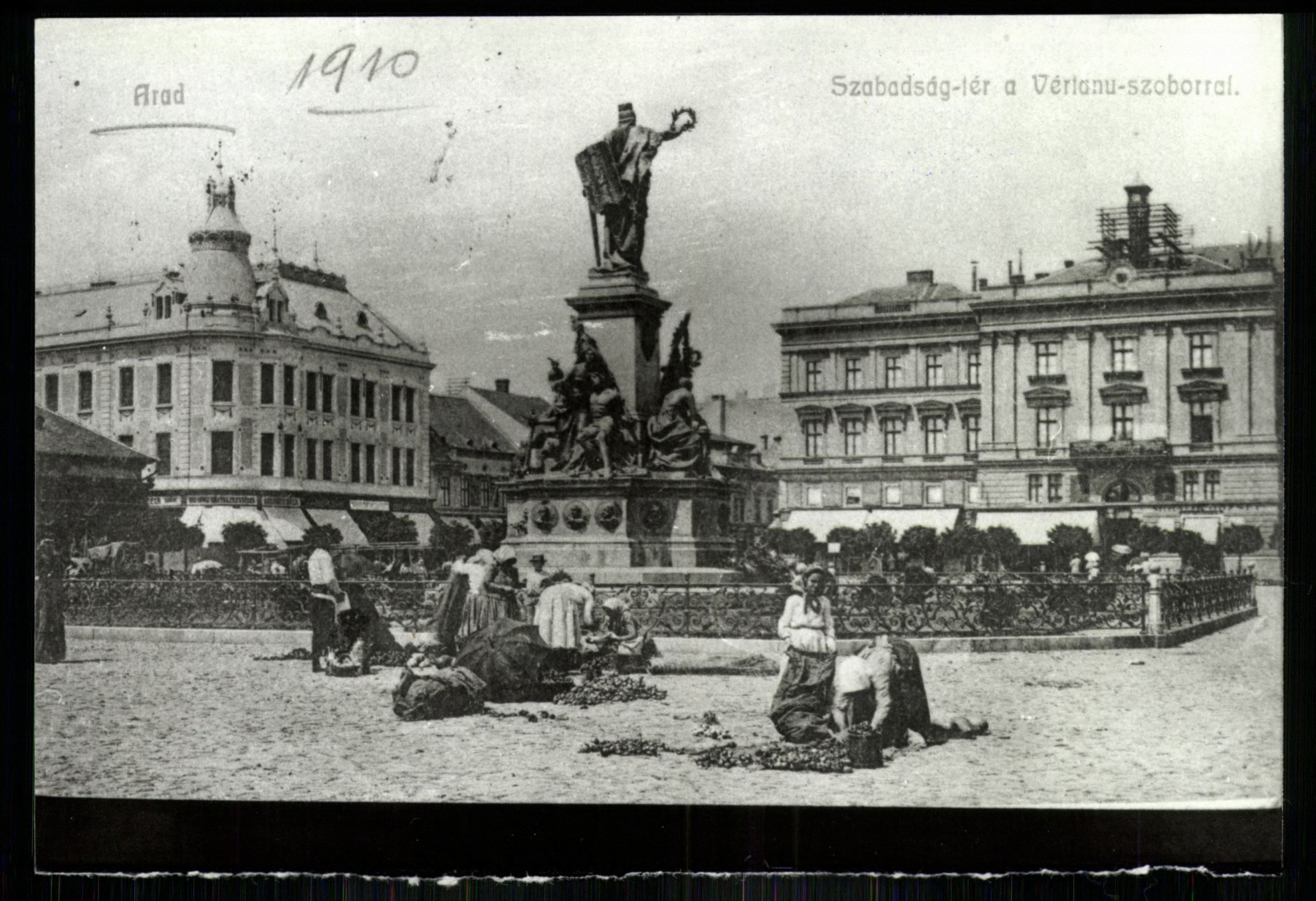 Arad; Szabadság tér a Vértanú szoborral (Magyar Kereskedelmi és Vendéglátóipari Múzeum CC BY-NC-ND)