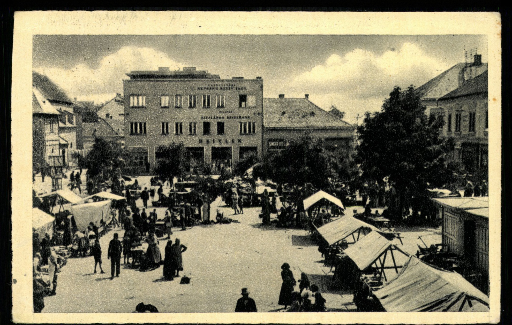Érsekújvár; Főtér (Magyar Kereskedelmi és Vendéglátóipari Múzeum CC BY-NC-ND)