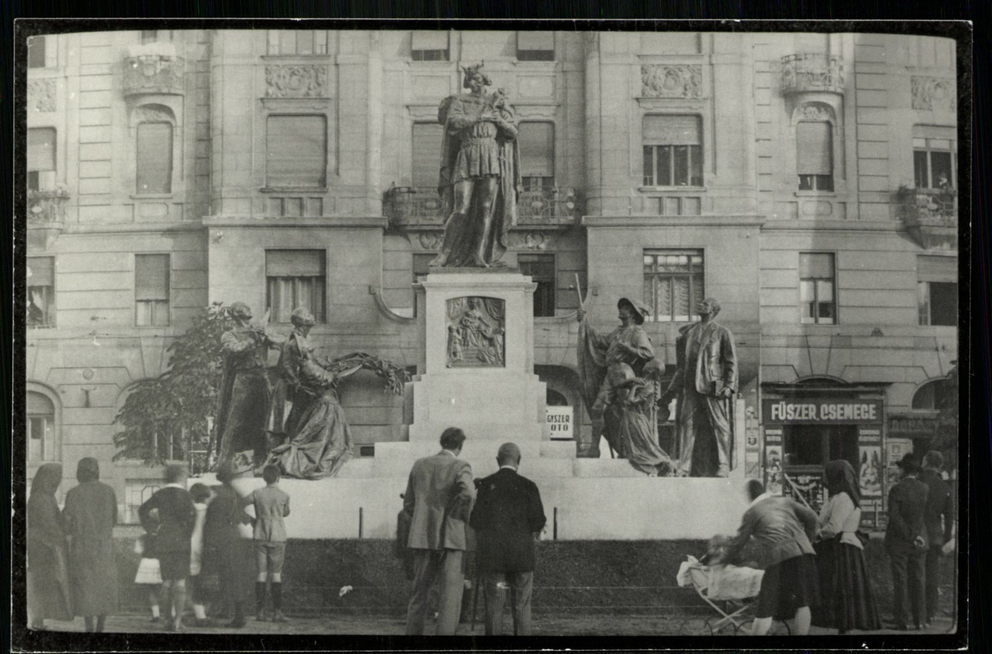 Budapest; Szent Imre szobor, Budapest, Horthy Miklós körtér (Magyar Kereskedelmi és Vendéglátóipari Múzeum CC BY-NC-ND)
