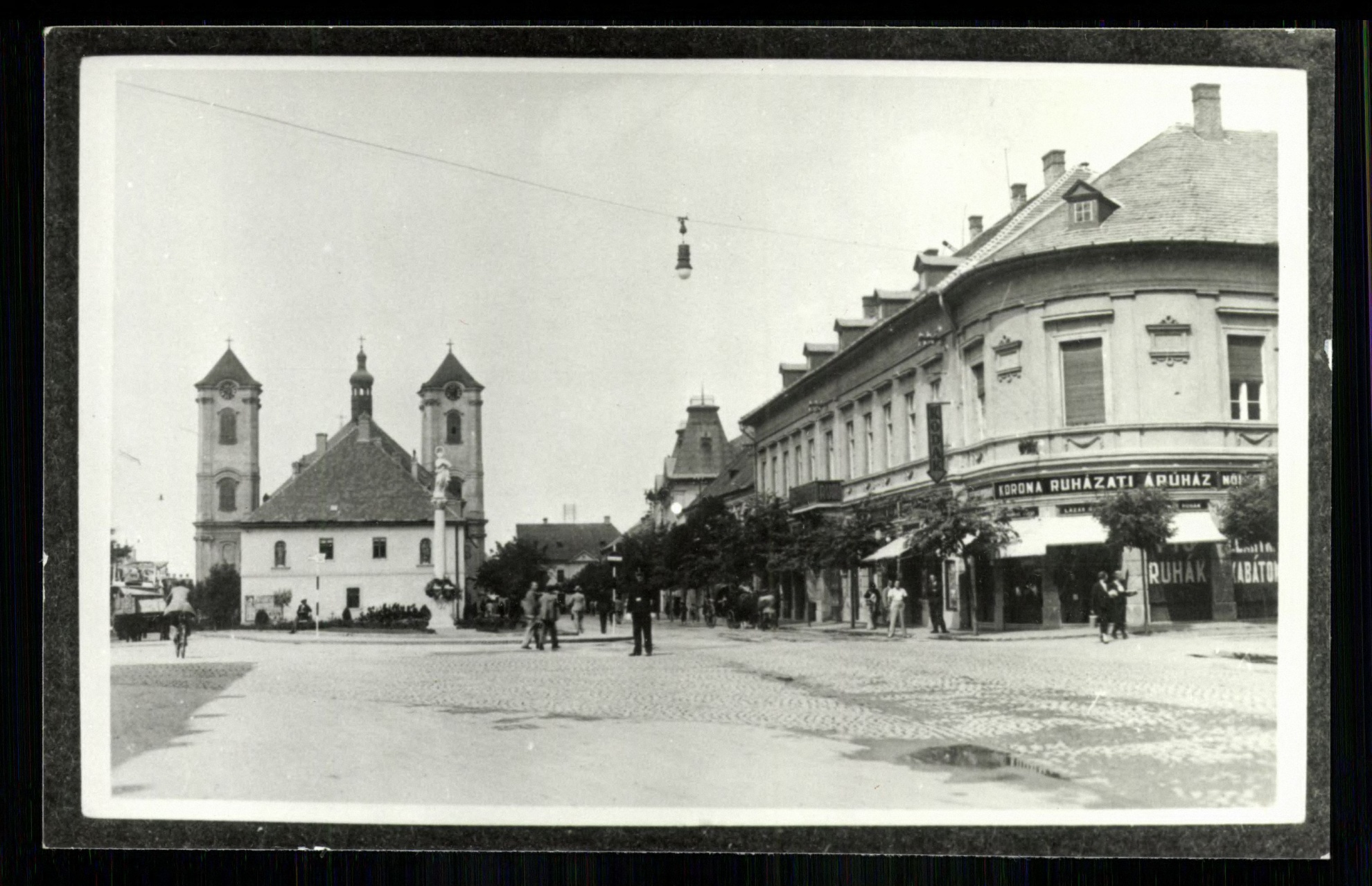 Gyöngyös; Utcarészlet a Szt. Bertalan templommal (Magyar Kereskedelmi és Vendéglátóipari Múzeum CC BY-NC-ND)