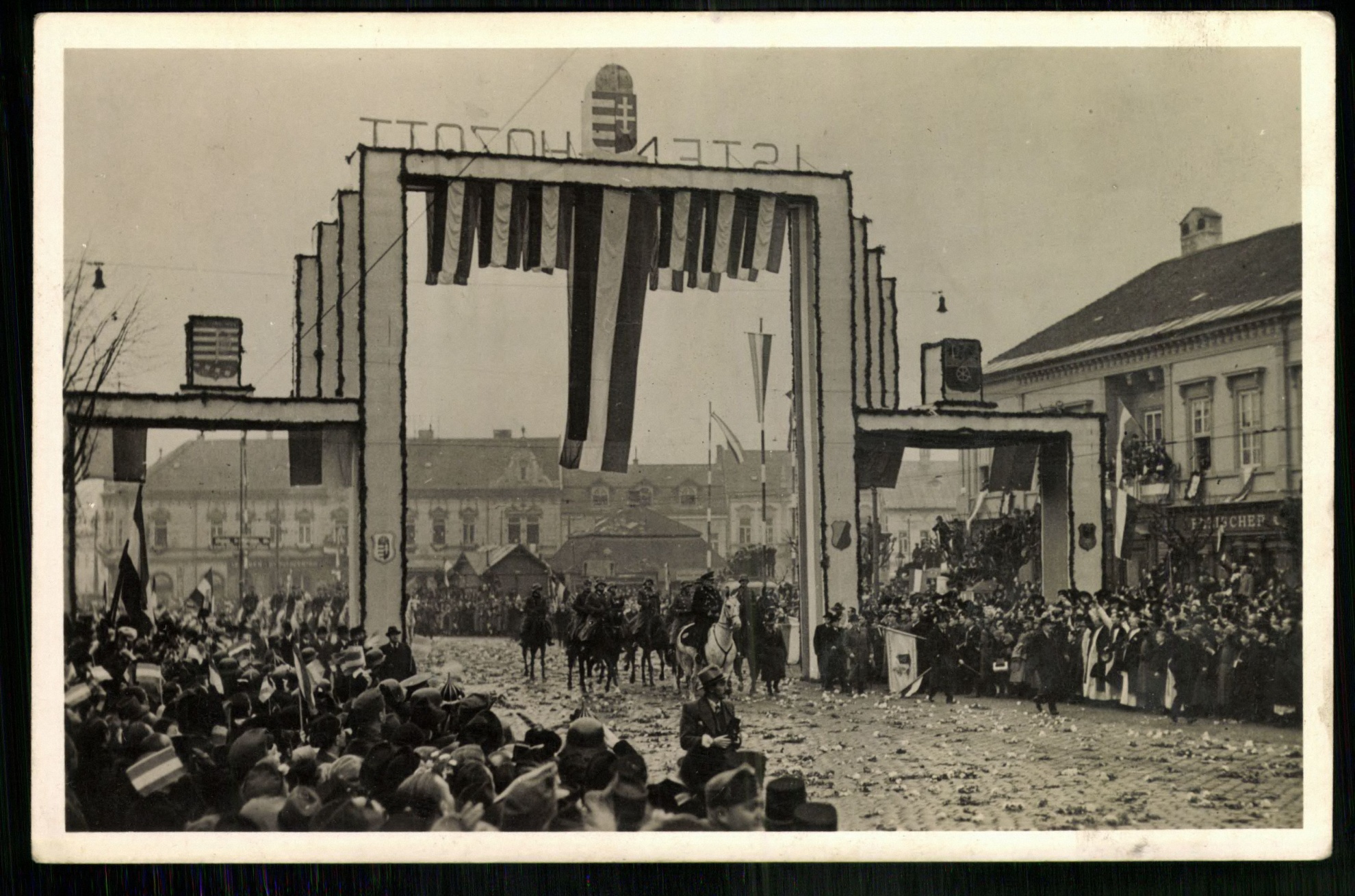 Kassa; Vitéz nagybányai Horthy Miklós kormányzó bevonulása a felszabadított Kassára, 1938. november 11. (Magyar Kereskedelmi és Vendéglátóipari Múzeum CC BY-NC-ND)