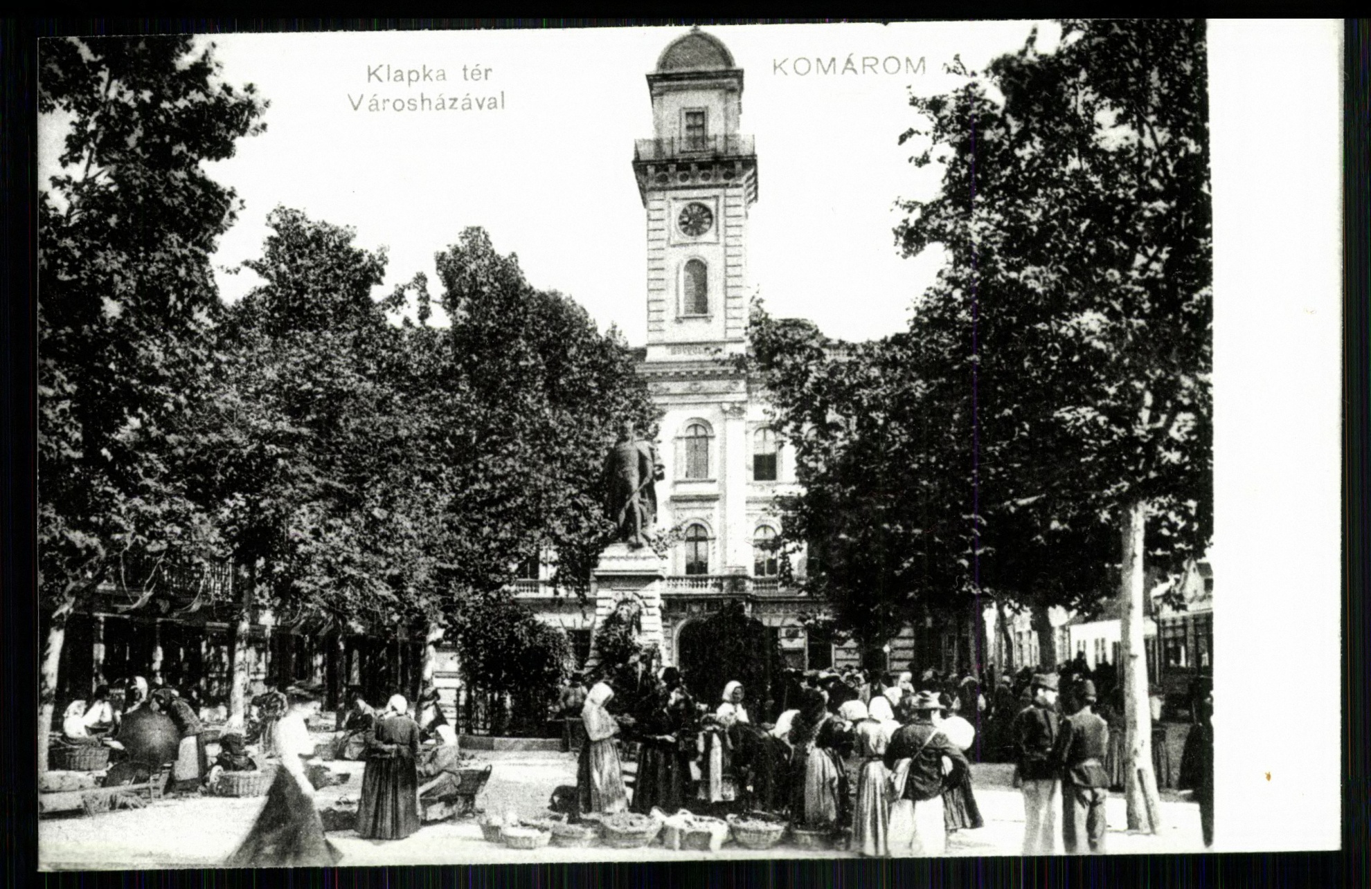 Komárom; Klapka tér a Városházával (Magyar Kereskedelmi és Vendéglátóipari Múzeum CC BY-NC-ND)