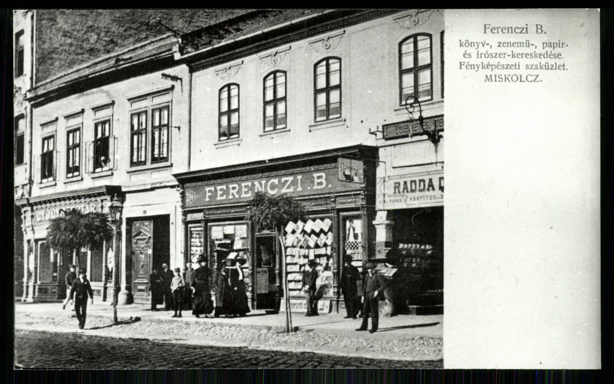 Miskolc; Ferenczi B. könyv-, zenemű-, papír- és írószer-kereskedése. Fényképészeti szaküzlet (Magyar Kereskedelmi és Vendéglátóipari Múzeum CC BY-NC-ND)
