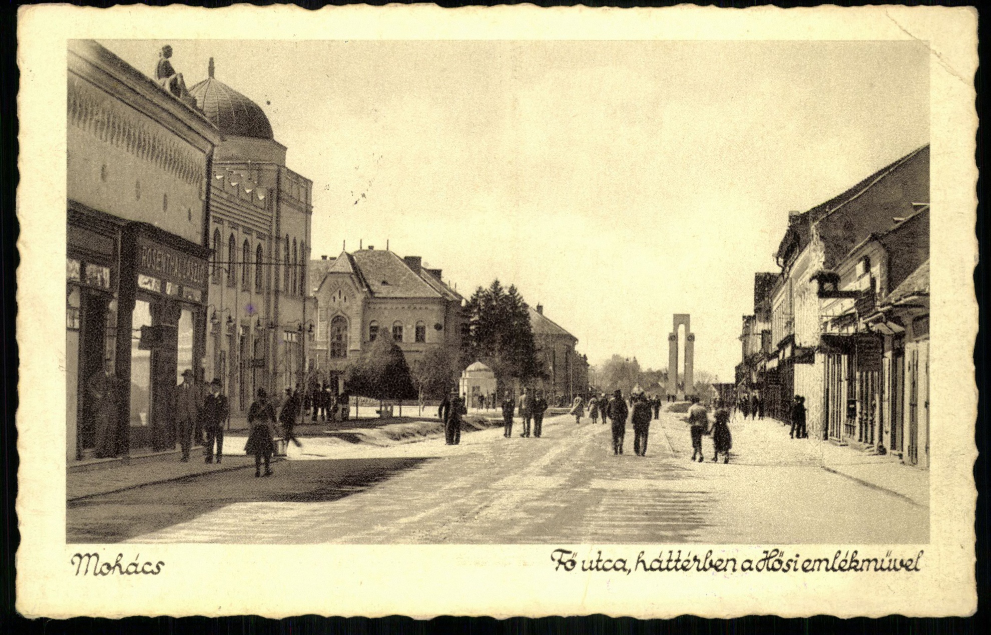 Mohács; Fő utca, háttérben a Hősi emlékművel (Magyar Kereskedelmi és Vendéglátóipari Múzeum CC BY-NC-ND)