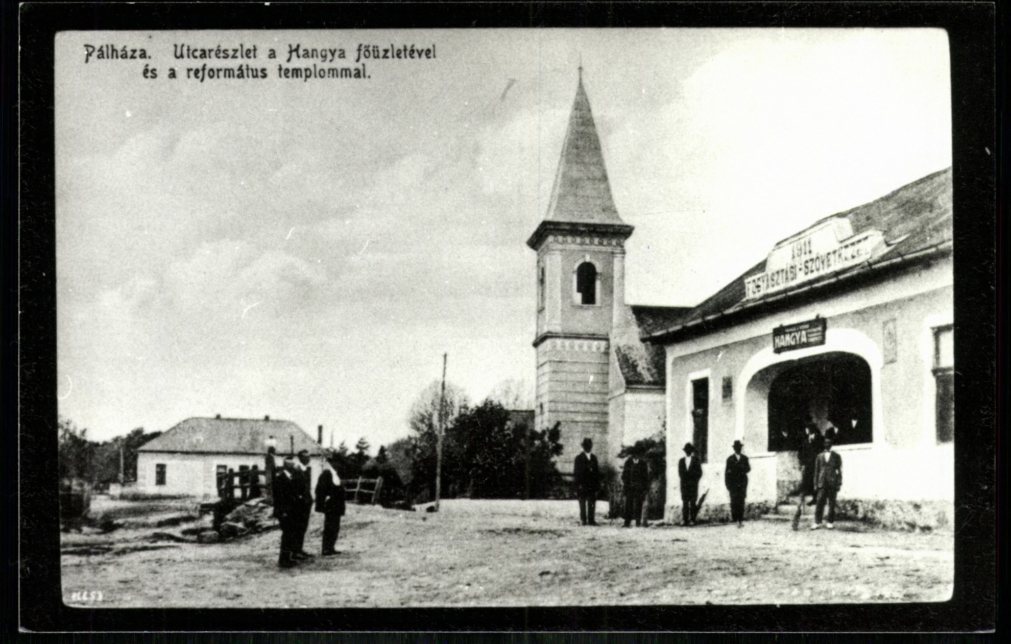 Pálháza; Utcarészlet a Hangya főüzletével és a református templommal (Magyar Kereskedelmi és Vendéglátóipari Múzeum CC BY-NC-ND)