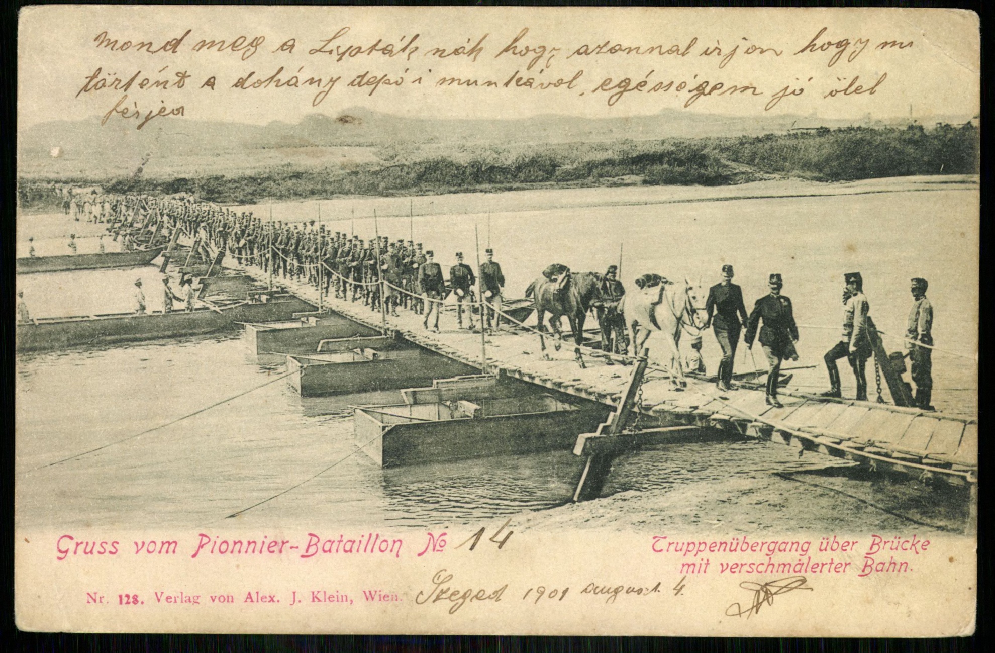 Szeged; Gruss vom Pionner-Batallion No. 14. Gruppenübergang über Brücke mit verschmälerter Bahn. (Magyar Kereskedelmi és Vendéglátóipari Múzeum CC BY-NC-ND)