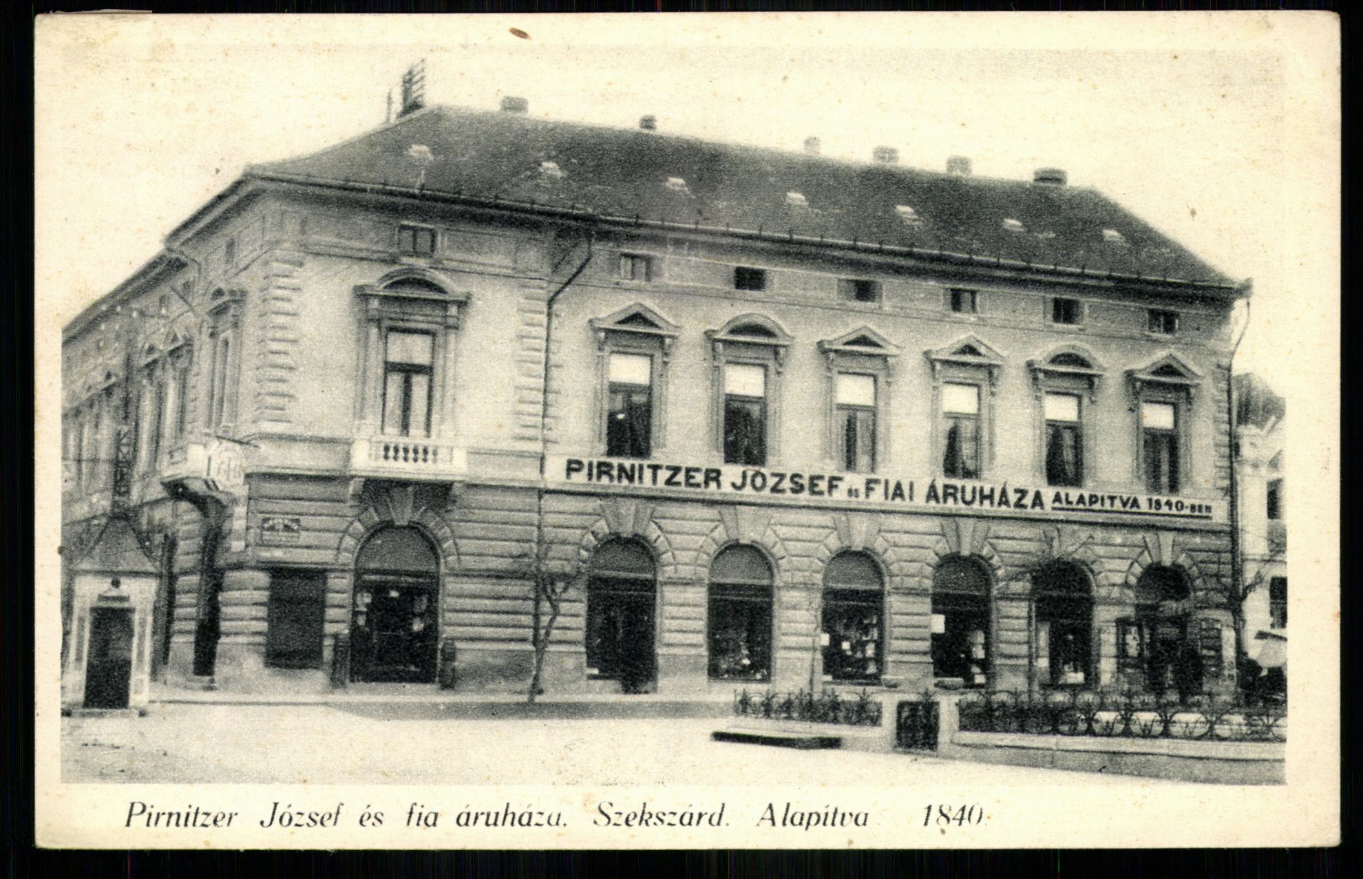 Szekszárd; Pirnitzer József és fia áruháza. Alapítva 1840. (Magyar Kereskedelmi és Vendéglátóipari Múzeum CC BY-NC-ND)