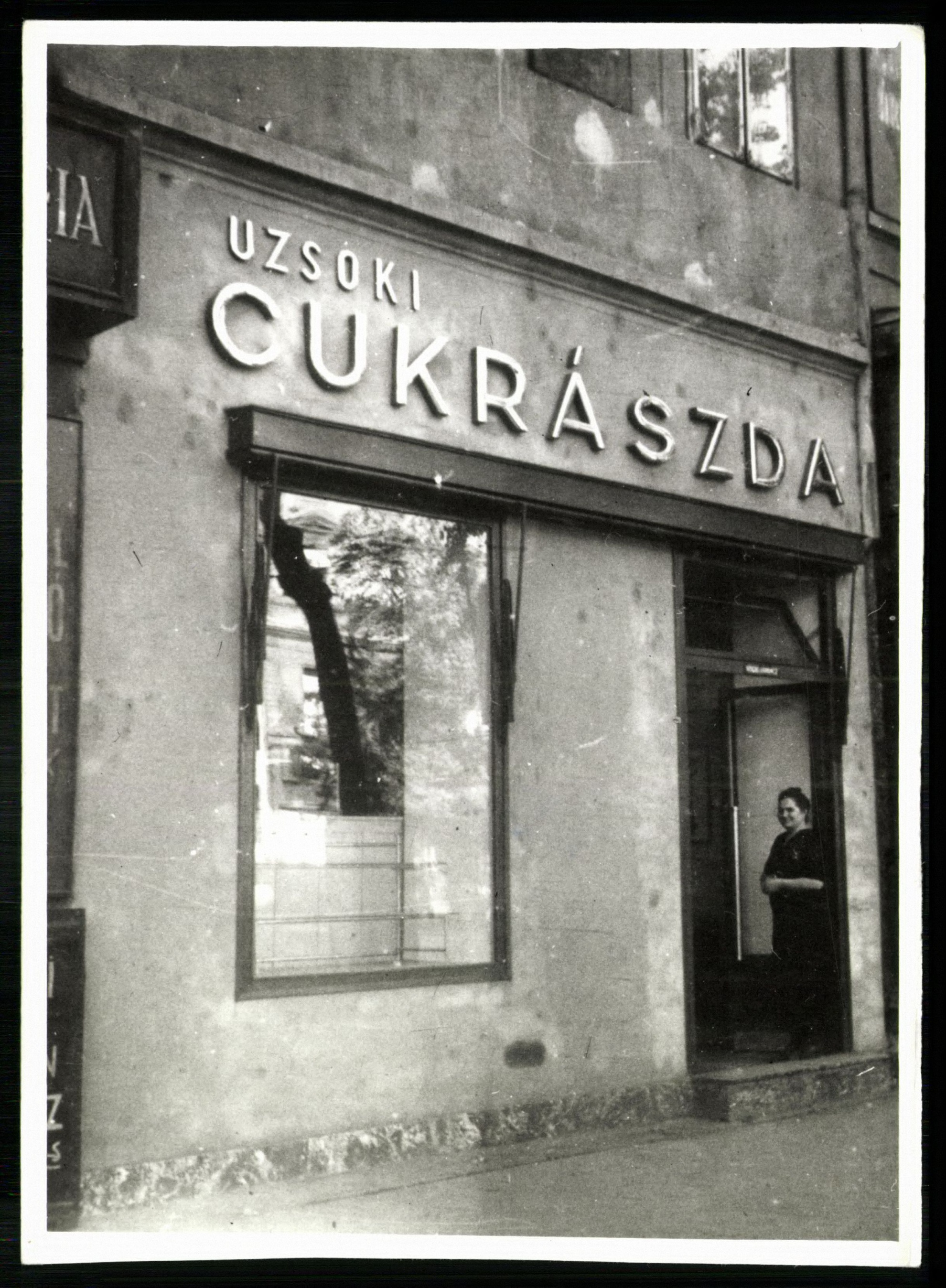 Uzsóki cukrászda, Bajcsy Zsilinszky u. 2.-Deák tér 1. (Magyar Kereskedelmi és Vendéglátóipari Múzeum CC BY-NC-ND)