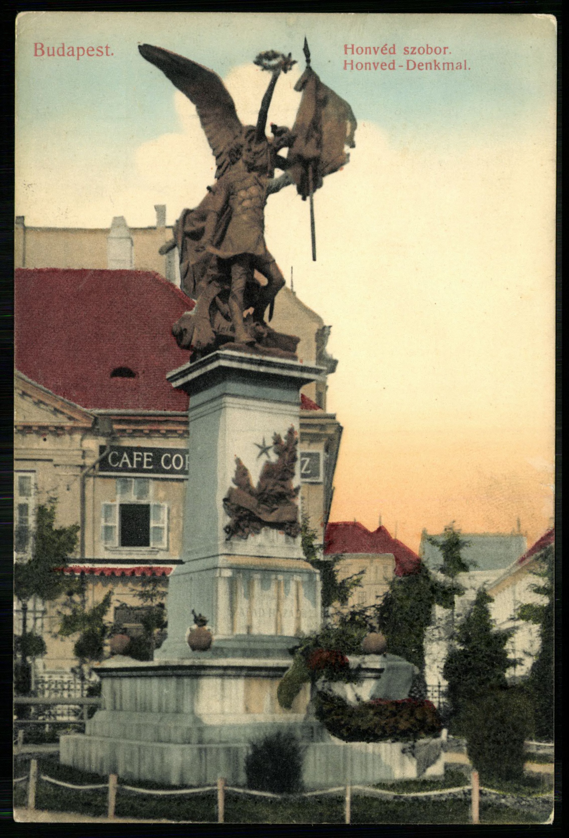 Budapest Honvéd szobor. Dísz téri kávéház (Magyar Kereskedelmi és Vendéglátóipari Múzeum CC BY-NC-ND)