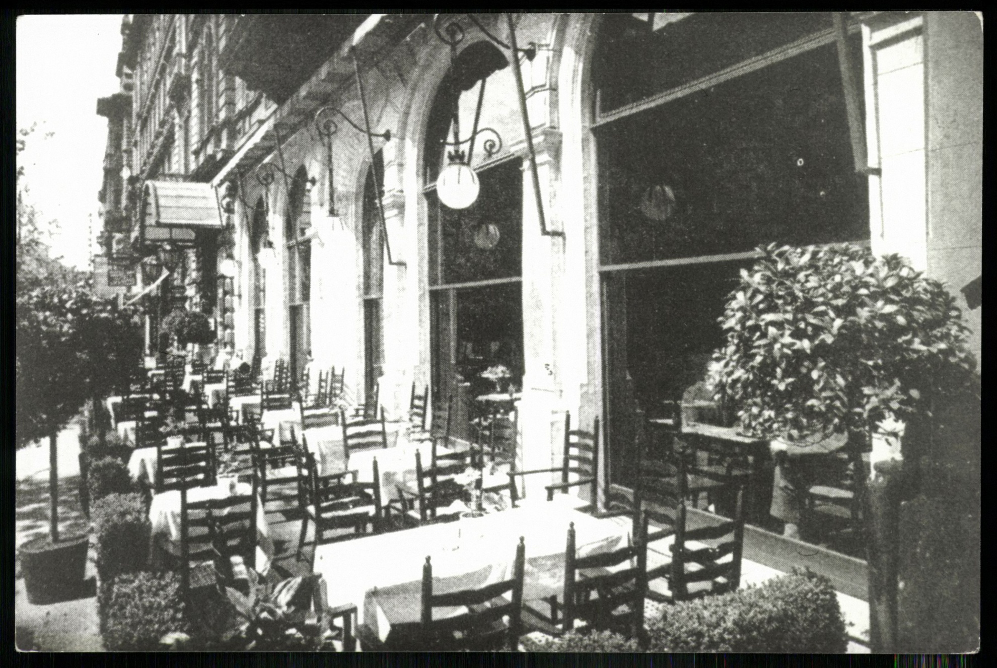 Britannia Szálló, kávéházi terasz (nem olvasható) (Magyar Kereskedelmi és Vendéglátóipari Múzeum CC BY-NC-ND)
