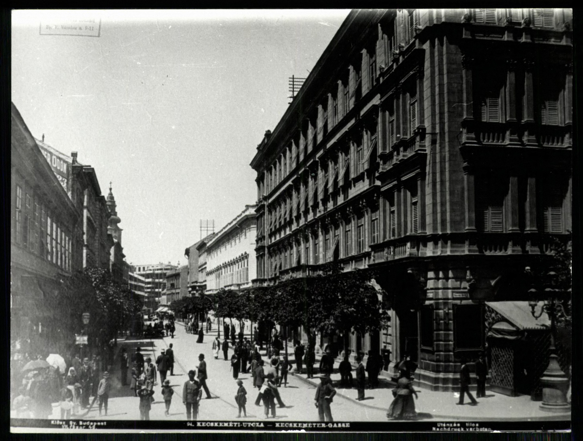 Budapest Kecskeméti utca. Balra a Báthori Kávéház (Magyar Kereskedelmi és Vendéglátóipari Múzeum CC BY-NC-ND)