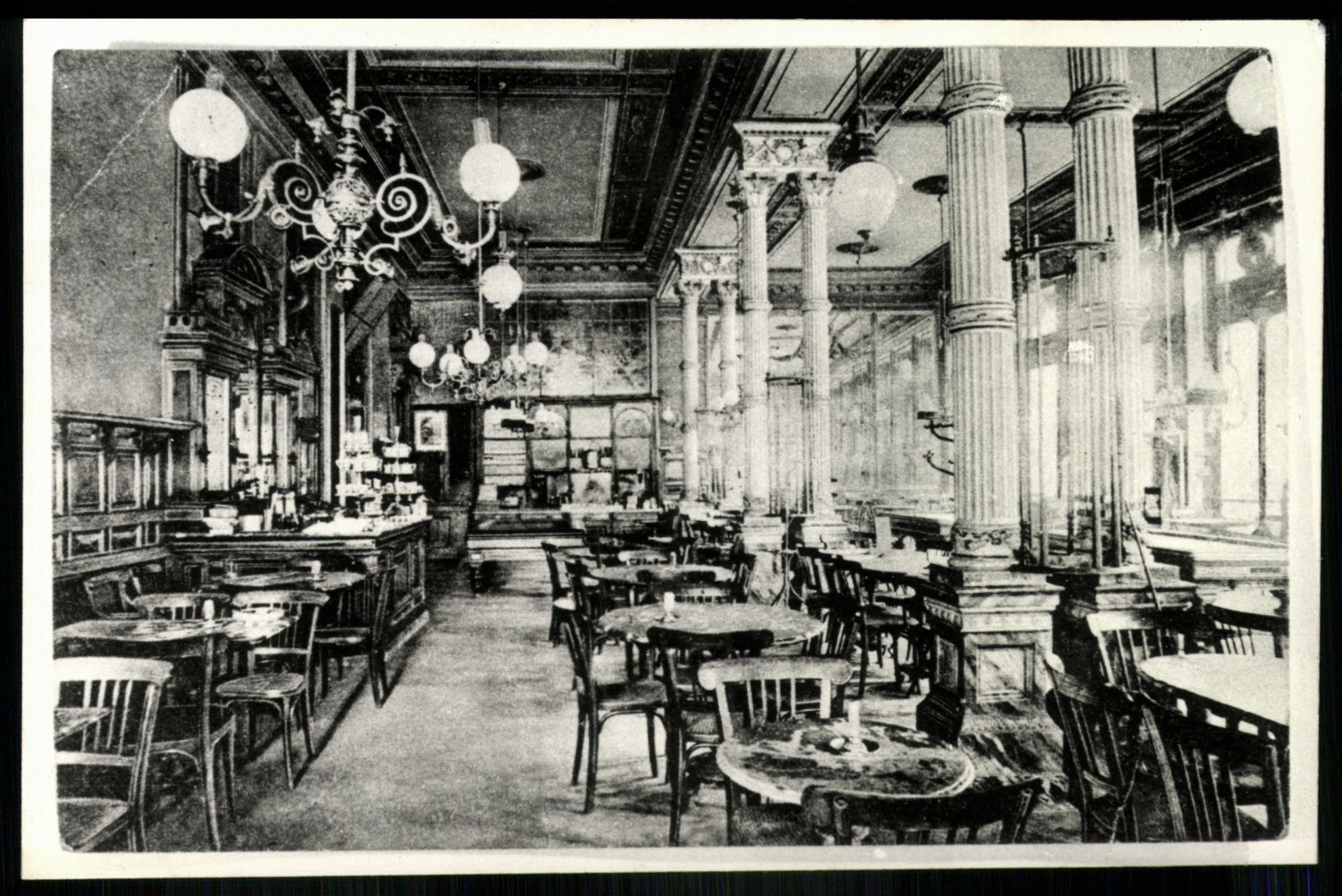 „Fiume” kávéház (Magyar Kereskedelmi és Vendéglátóipari Múzeum CC BY-NC-ND)