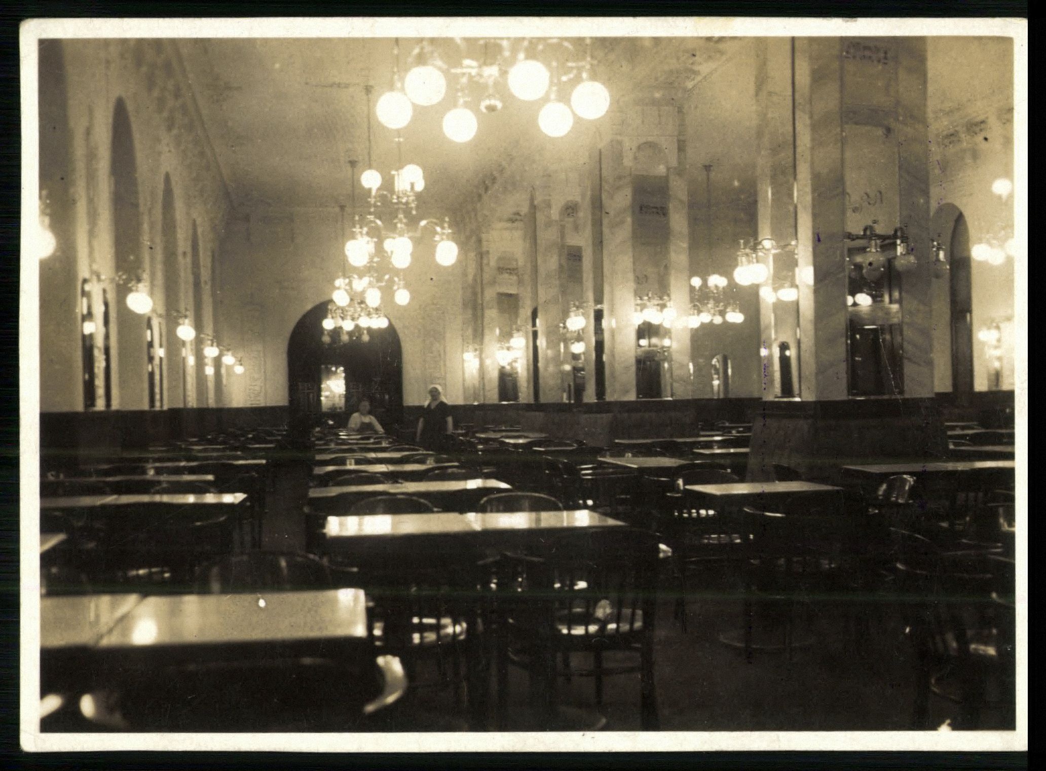 Metropol kávéház nyitás idején (Magyar Kereskedelmi és Vendéglátóipari Múzeum CC BY-NC-ND)