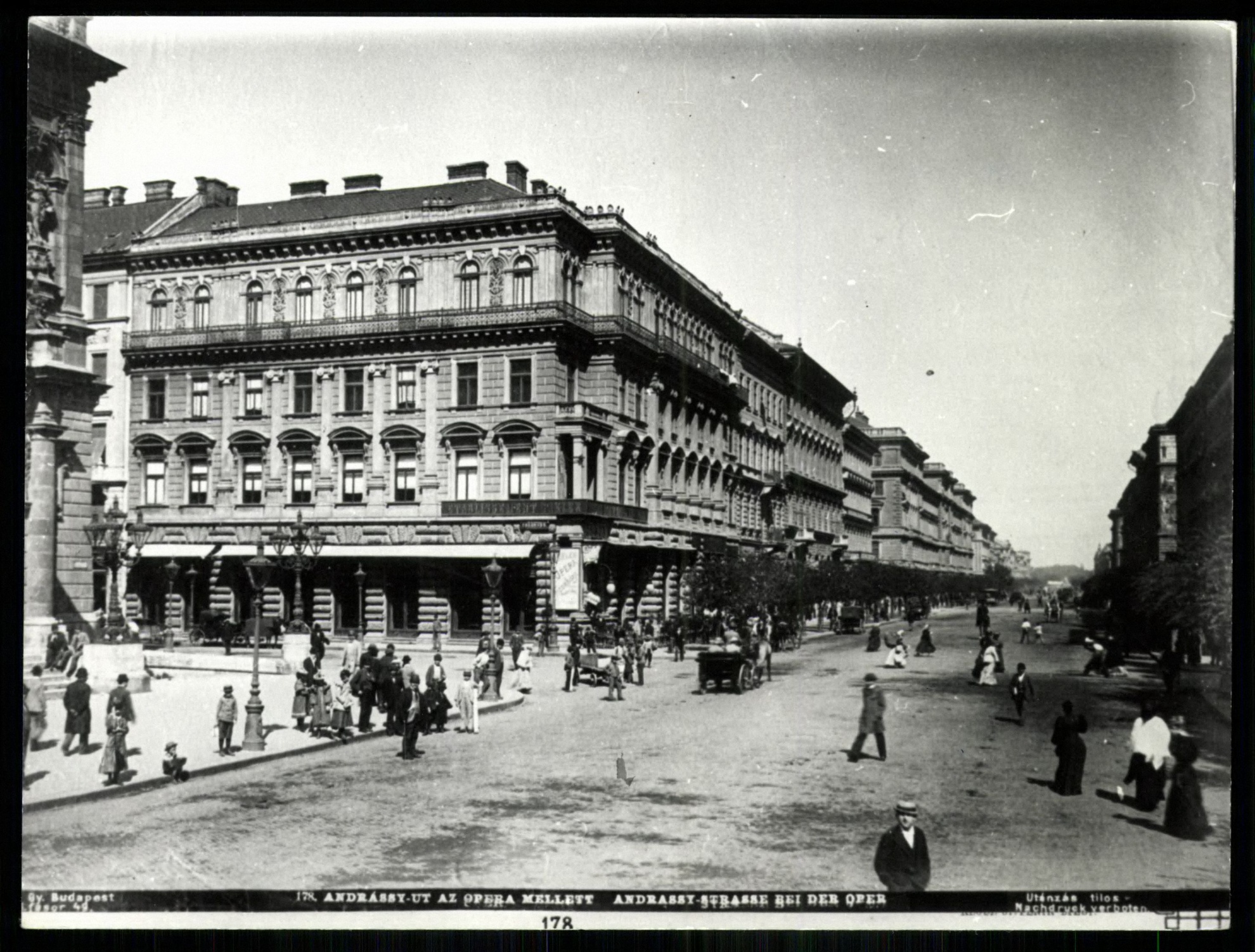 Budapest Andrássy út az Opera mellett. Opera kávéház (Magyar Kereskedelmi és Vendéglátóipari Múzeum CC BY-NC-ND)
