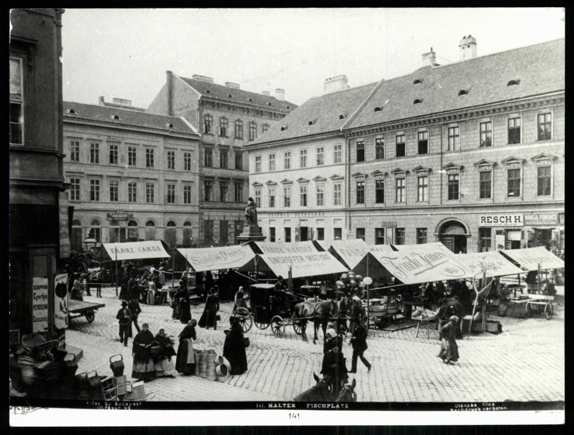 Haltér. A szobor mögött kávéház Petőfihez (Magyar Kereskedelmi és Vendéglátóipari Múzeum CC BY-NC-ND)