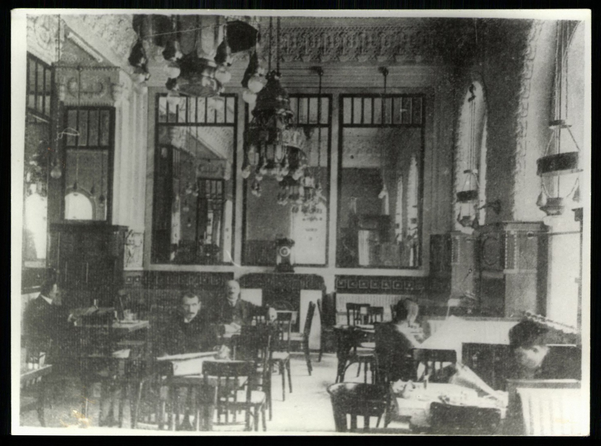 Az újonnan berendezett Westend kávéház (Magyar Kereskedelmi és Vendéglátóipari Múzeum CC BY-NC-ND)