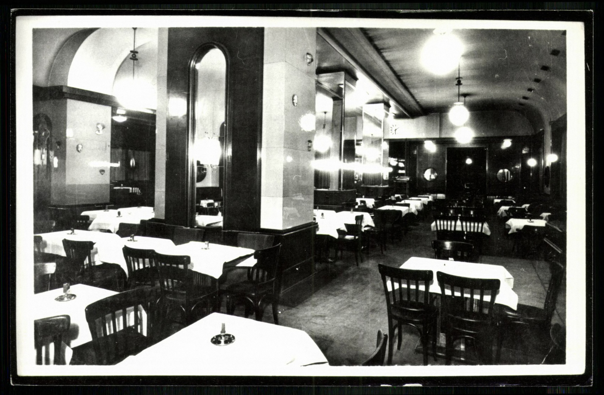 Szeiffer kávéház, Cafe-Restaurant, Budapest, II., (nem olvasható) tér 5. Esténként cigányzene-ének (Magyar Kereskedelmi és Vendéglátóipari Múzeum CC BY-NC-ND)
