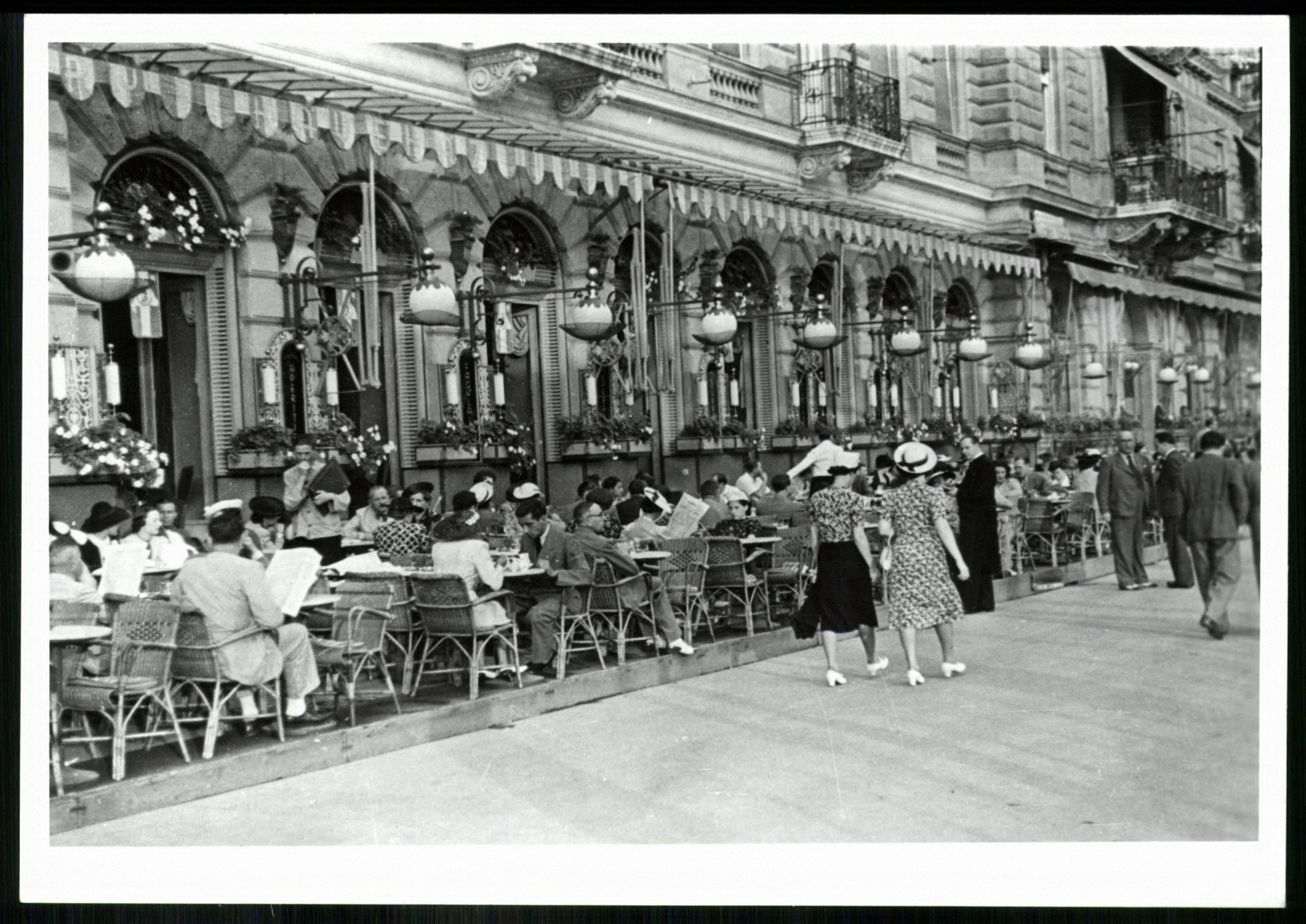 A Dunapalota Kávéház terasza, Budapest (Magyar Kereskedelmi és Vendéglátóipari Múzeum CC BY-NC-ND)