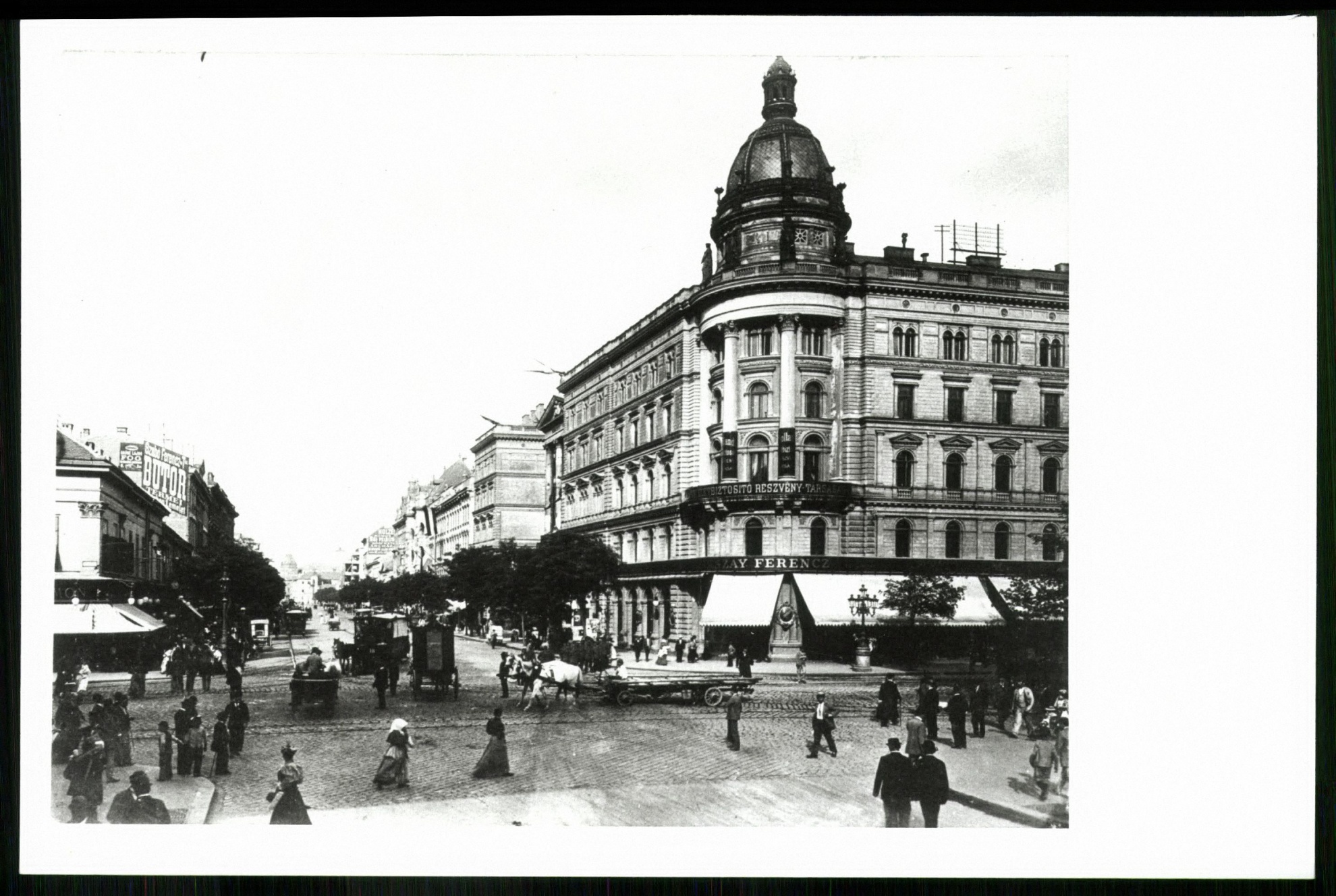 Budapest Rákóczi út- (nem olvasható) kereszteződése a Nemzeti Színház bérháza (Magyar Kereskedelmi és Vendéglátóipari Múzeum CC BY-NC-ND)