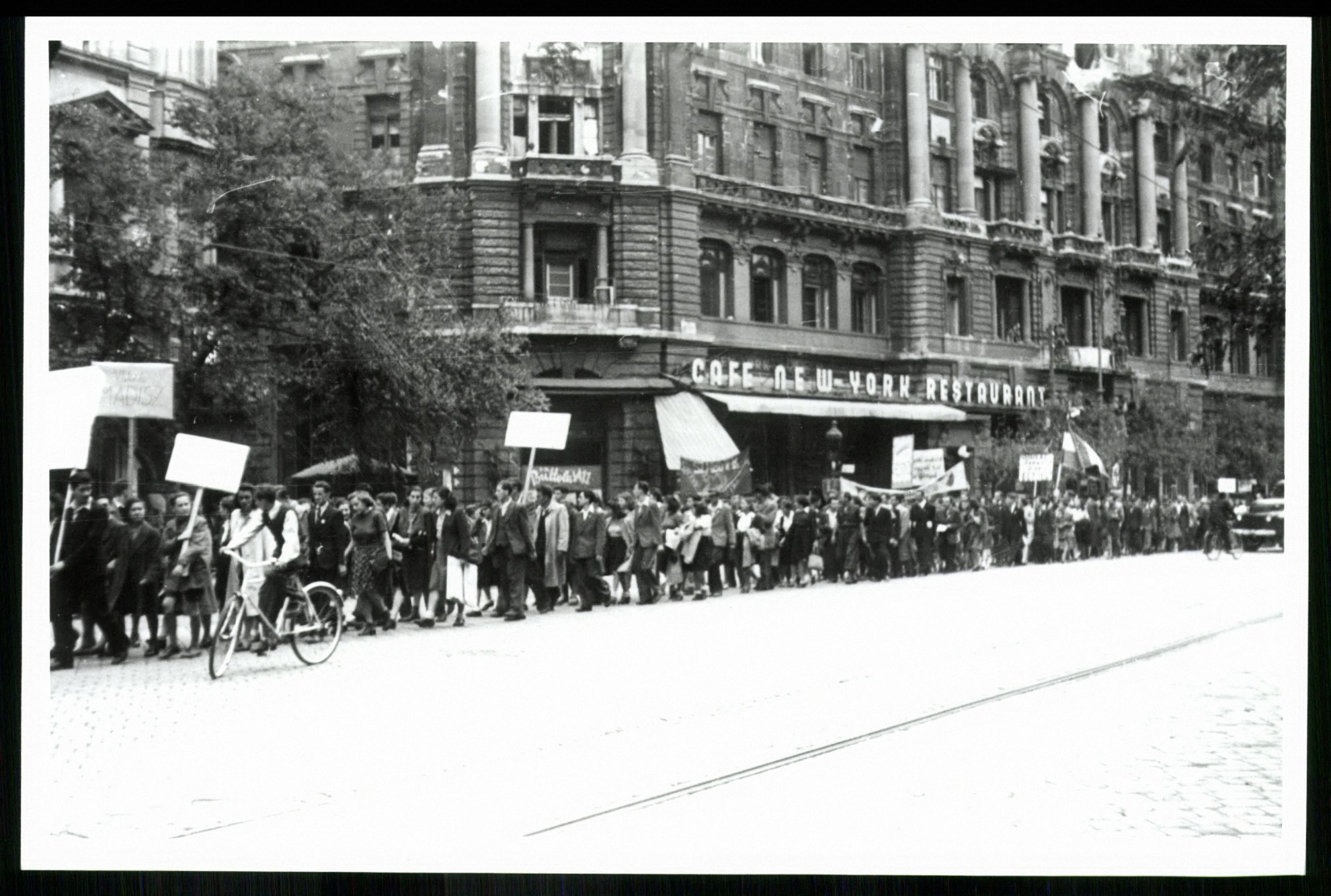 A MADISZ Kongresszus felvonulói a körúton (Magyar Kereskedelmi és Vendéglátóipari Múzeum CC BY-NC-ND)
