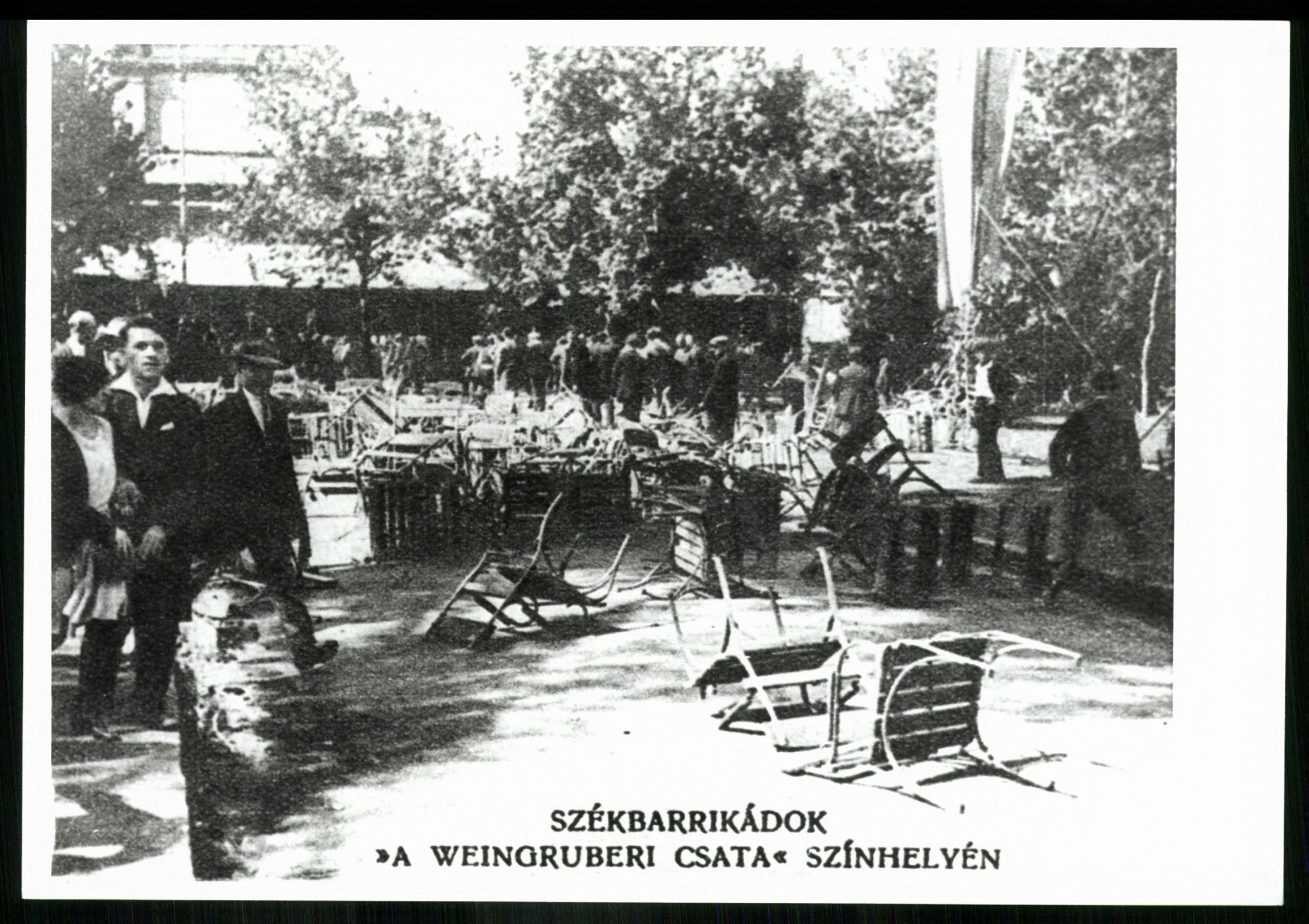 Székbarrikádok „A Weingruberi csata” színhelyén (Magyar Kereskedelmi és Vendéglátóipari Múzeum CC BY-NC-ND)