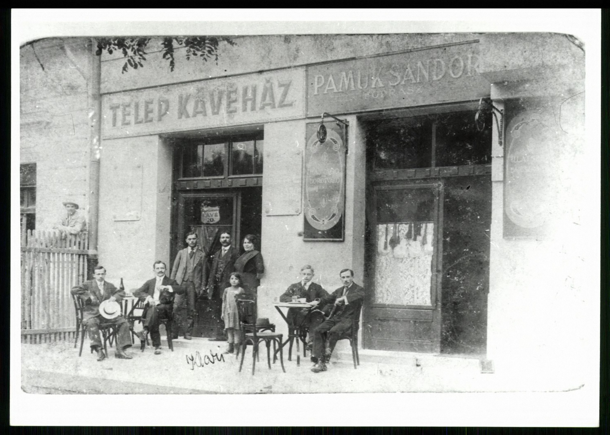 Telep kávéház. A tejcsarnok előtt, Zugló Telepes utca (Magyar Kereskedelmi és Vendéglátóipari Múzeum CC BY-NC-ND)