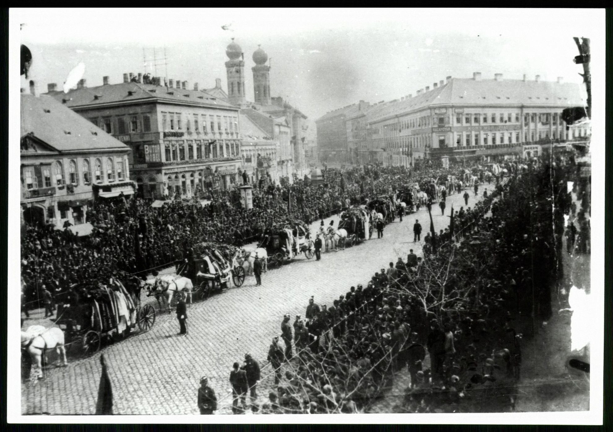 Kossuth Lajos temetése. A gyászmenet a Váci körúton (Magyar Kereskedelmi és Vendéglátóipari Múzeum CC BY-NC-ND)