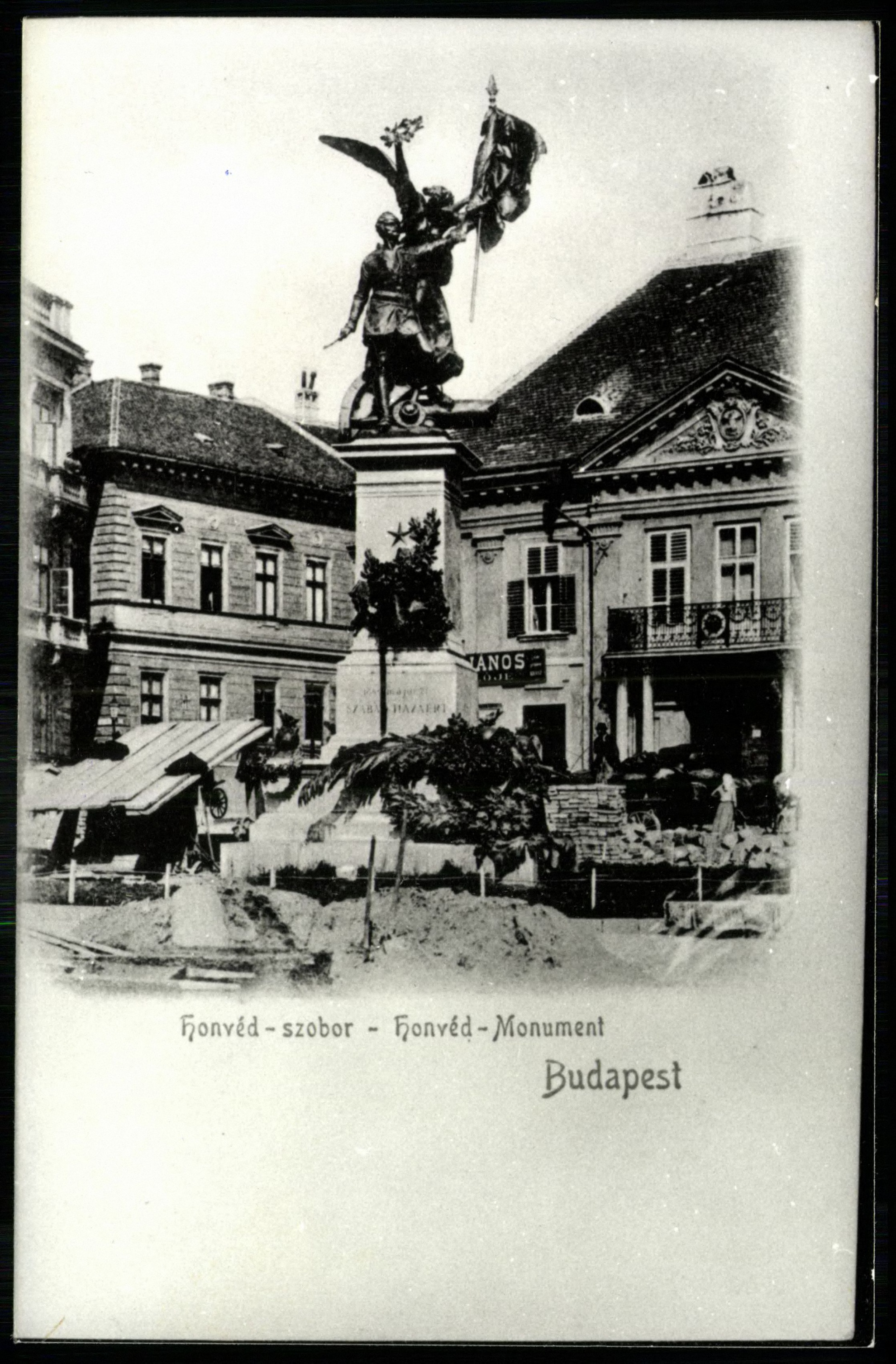 Budapest Honvéd szobor. A szobor mögött … János vendéglője. Dísz tér (Magyar Kereskedelmi és Vendéglátóipari Múzeum CC BY-NC-ND)