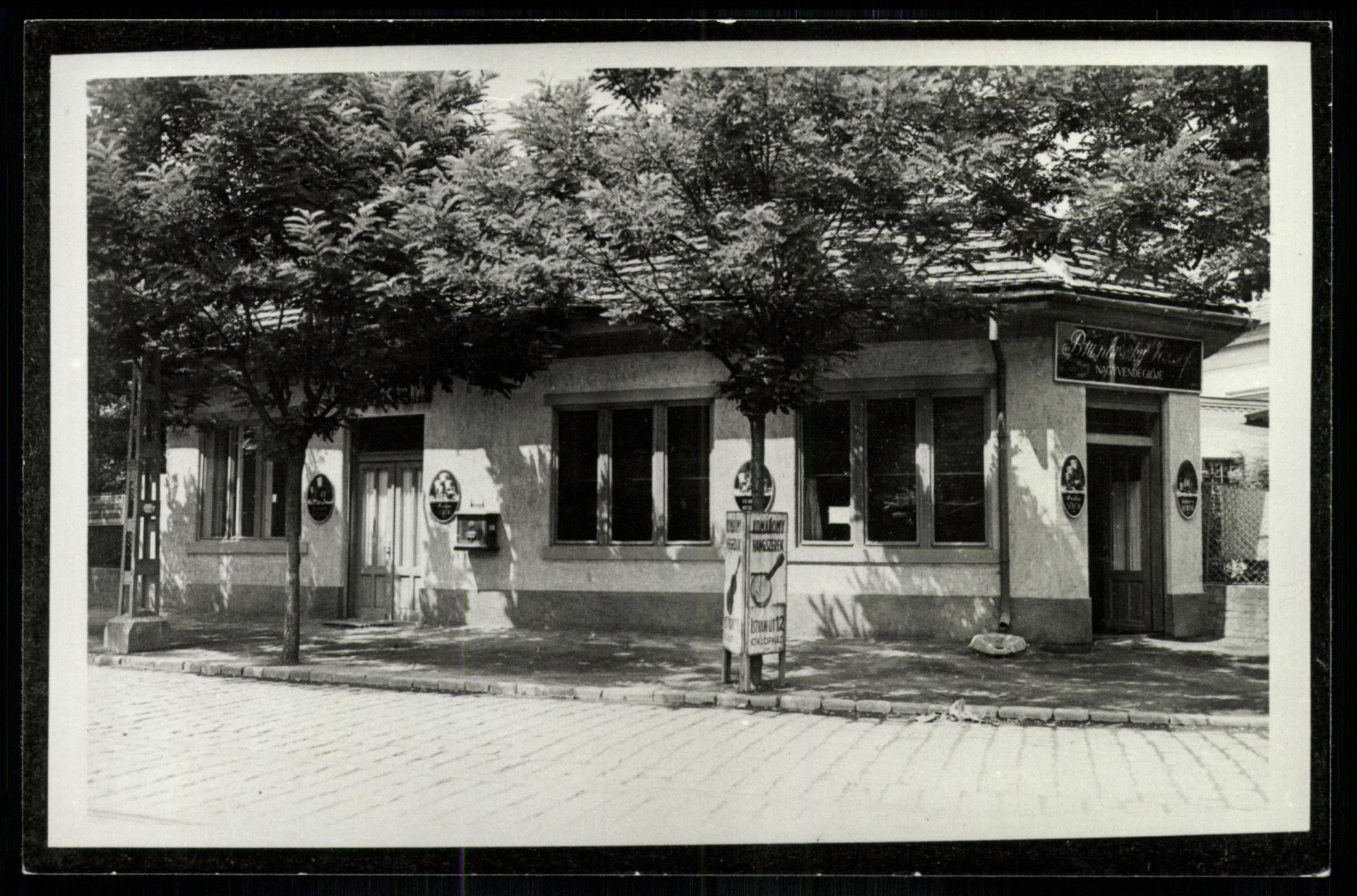 Brunovszky Étterem, a söntés utcai részlete. Rákospalota-Újpest a vasúttal szemben. (Magyar Kereskedelmi és Vendéglátóipari Múzeum CC BY-NC-ND)