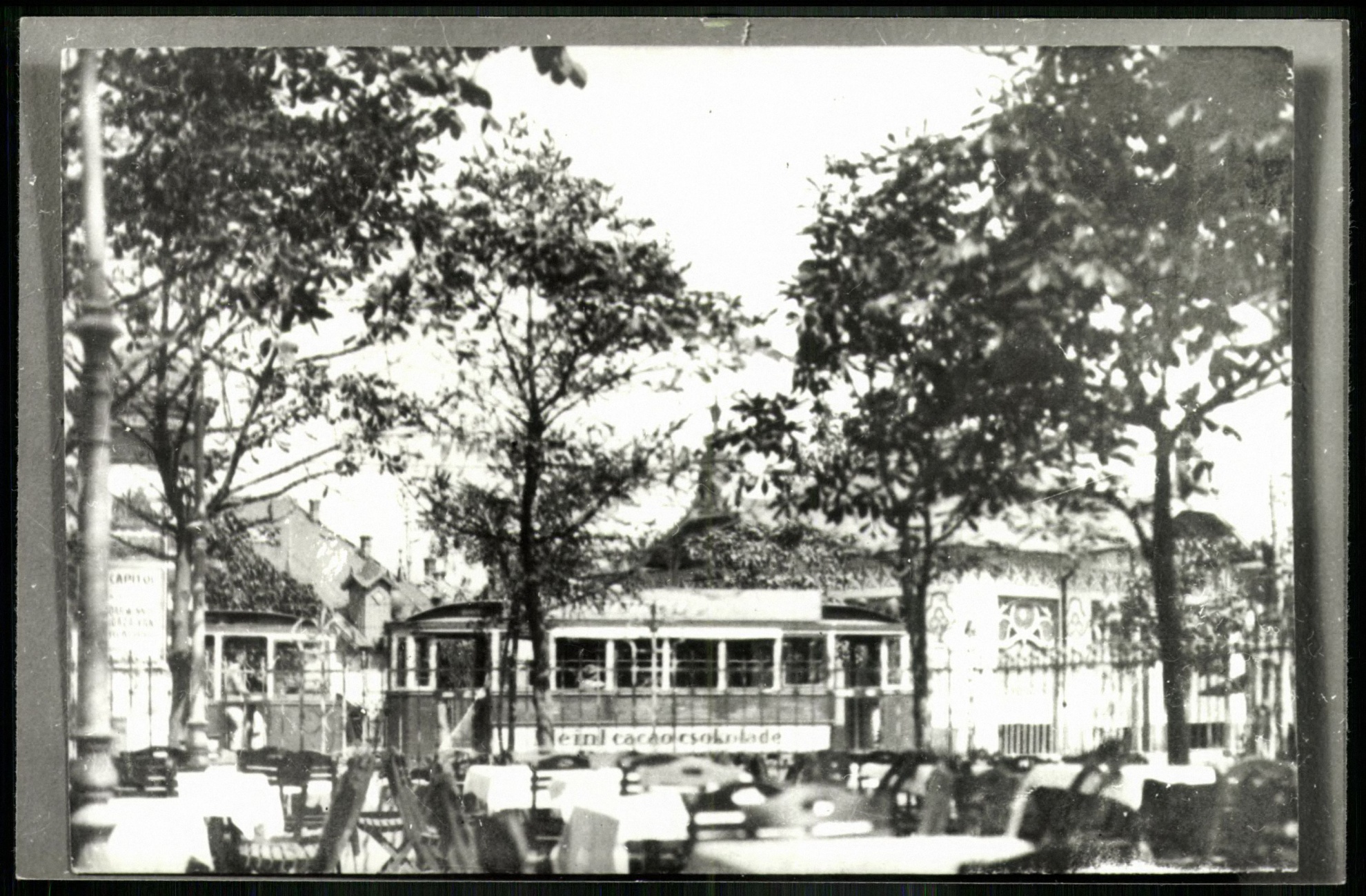 Előtérben az Ezerjó étterem(?) kerthelyisége, hátul jobbra a rinslispiel(?) (Magyar Kereskedelmi és Vendéglátóipari Múzeum CC BY-NC-ND)