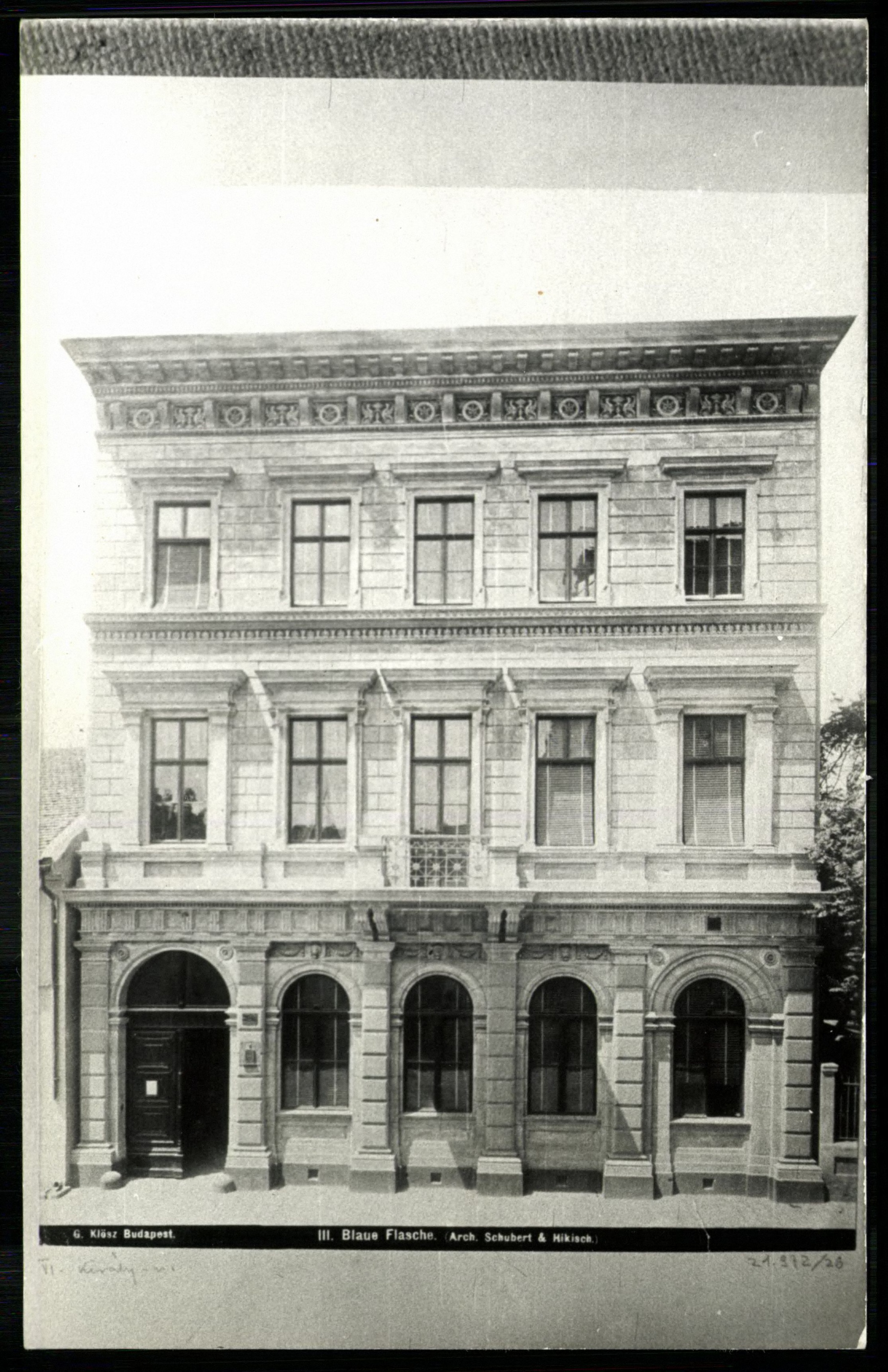Kék Flaskó épülete, melyet az 1874-ben lebontott földszintes ház helyén emeltek. A hozzánk került cégér még a falon, a kaputól jobbra. (Magyar Kereskedelmi és Vendéglátóipari Múzeum CC BY-NC-ND)