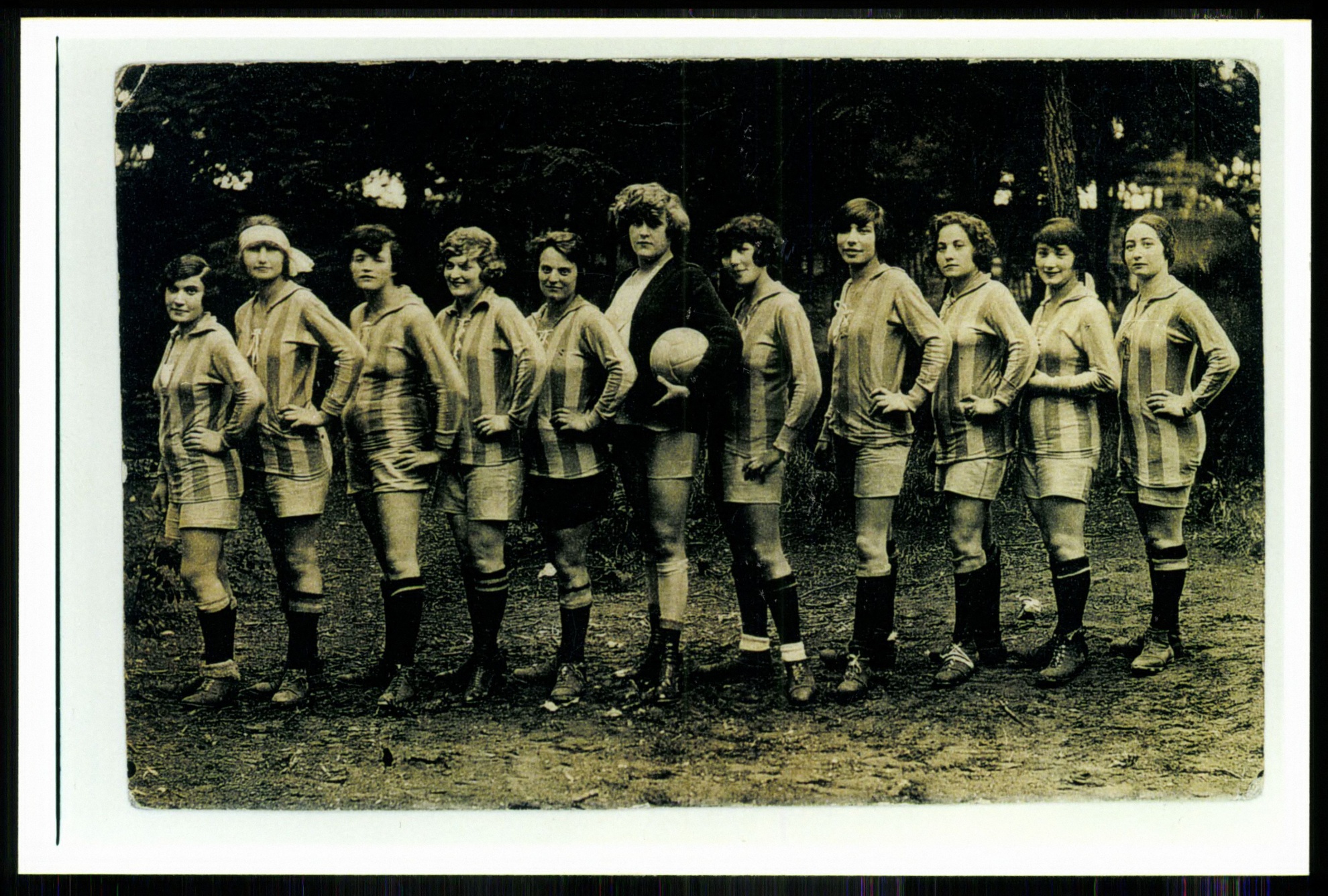 Városligeti női focicsapat, törzsasztaluk volt a Kéményseprő étteremben. (Magyar Kereskedelmi és Vendéglátóipari Múzeum CC BY-NC-ND)