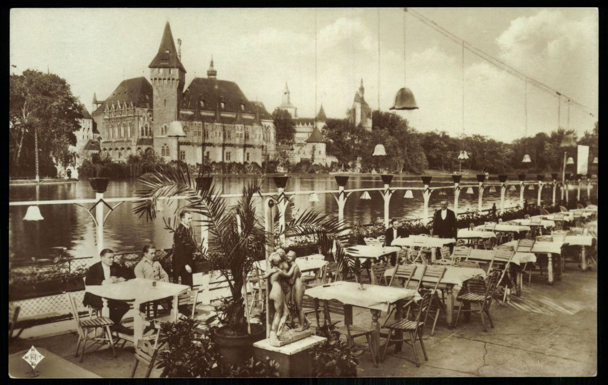 Budapest Vajdahunyad vára és tóterasz (Magyar Kereskedelmi és Vendéglátóipari Múzeum CC BY-NC-ND)