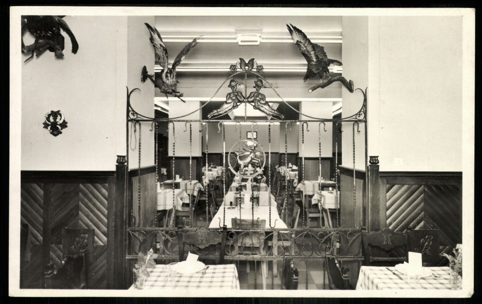 A „Szőlőskert” kezelésében lévő Halló Buffet Kft. tágas, barátságos étterme az eredeti vadászszobából nézve. Budapest, VII., Erzsébet körút 53. (Király utca sar (Magyar Kereskedelmi és Vendéglátóipari Múzeum CC BY-NC-ND)
