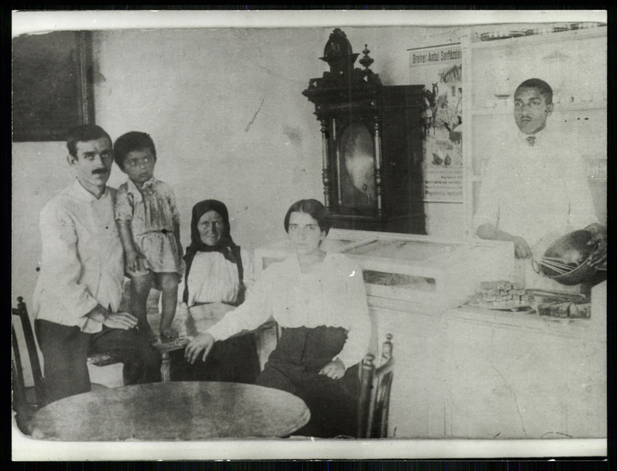 Hátszeg Balról jobbra: Avramovics cukrász, lánya, egy székely rokonuk, a cukrász felesége és a segéd (Magyar Kereskedelmi és Vendéglátóipari Múzeum CC BY-NC-ND)