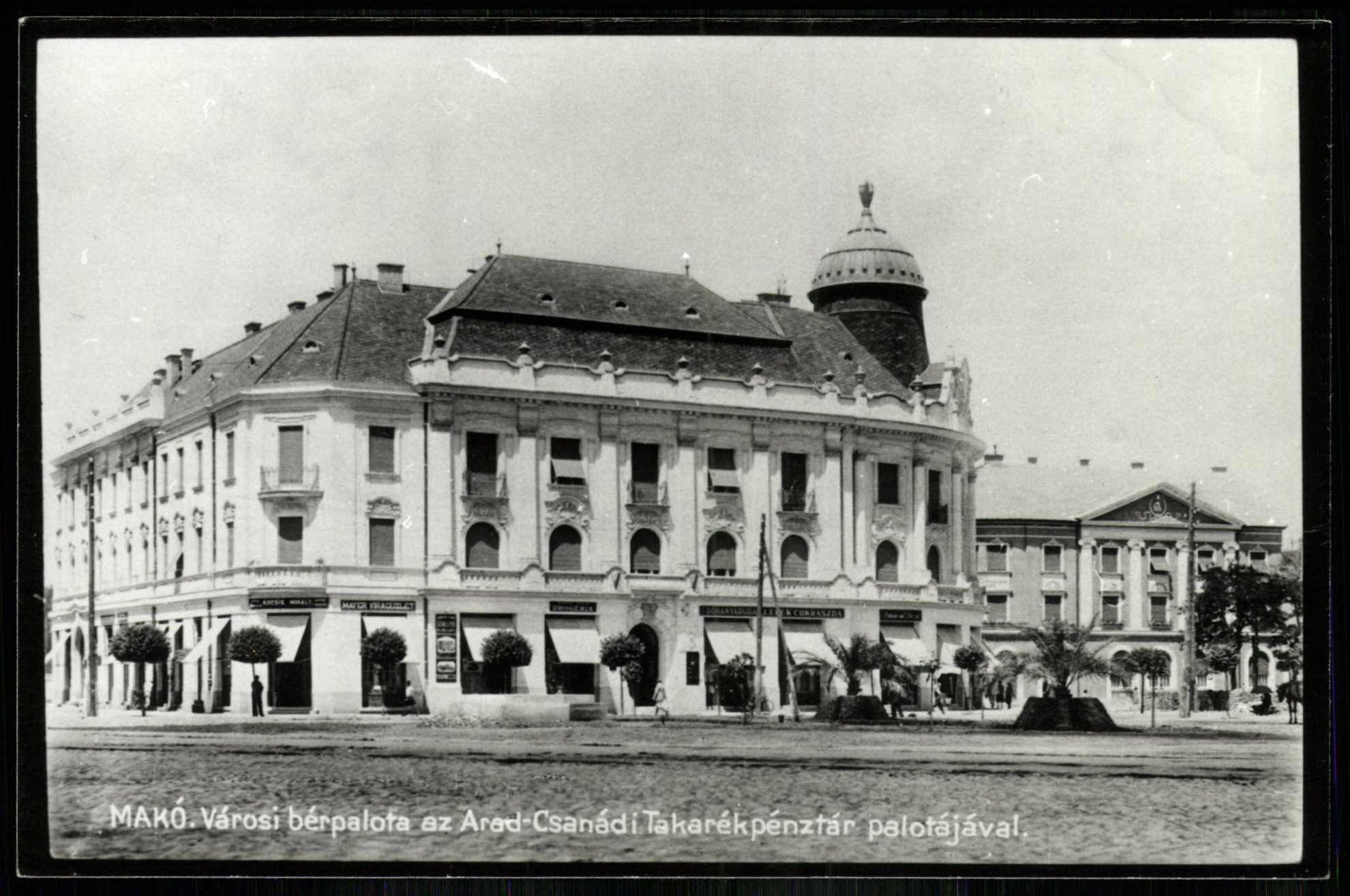 Makó Városi bérpalota az Arad-Csanádi Takarékpénztár palotájával. …le…ek cukrászda (Magyar Kereskedelmi és Vendéglátóipari Múzeum CC BY-NC-ND)