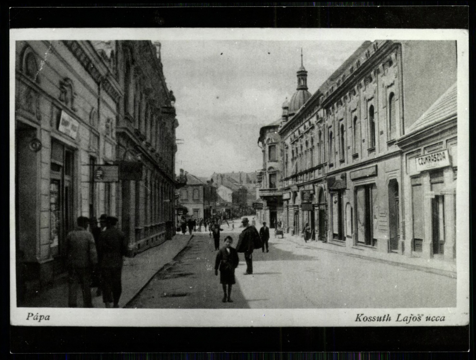 Pápa Kossuth Lajos utca. Jobbra cukrászda (Magyar Kereskedelmi és Vendéglátóipari Múzeum CC BY-NC-ND)