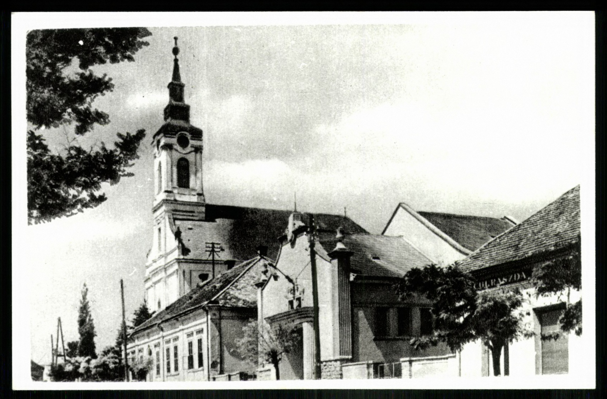 Balatonfüred Részlet a református templommal a jobb szélen cukrászda (Magyar Kereskedelmi és Vendéglátóipari Múzeum CC BY-NC-ND)