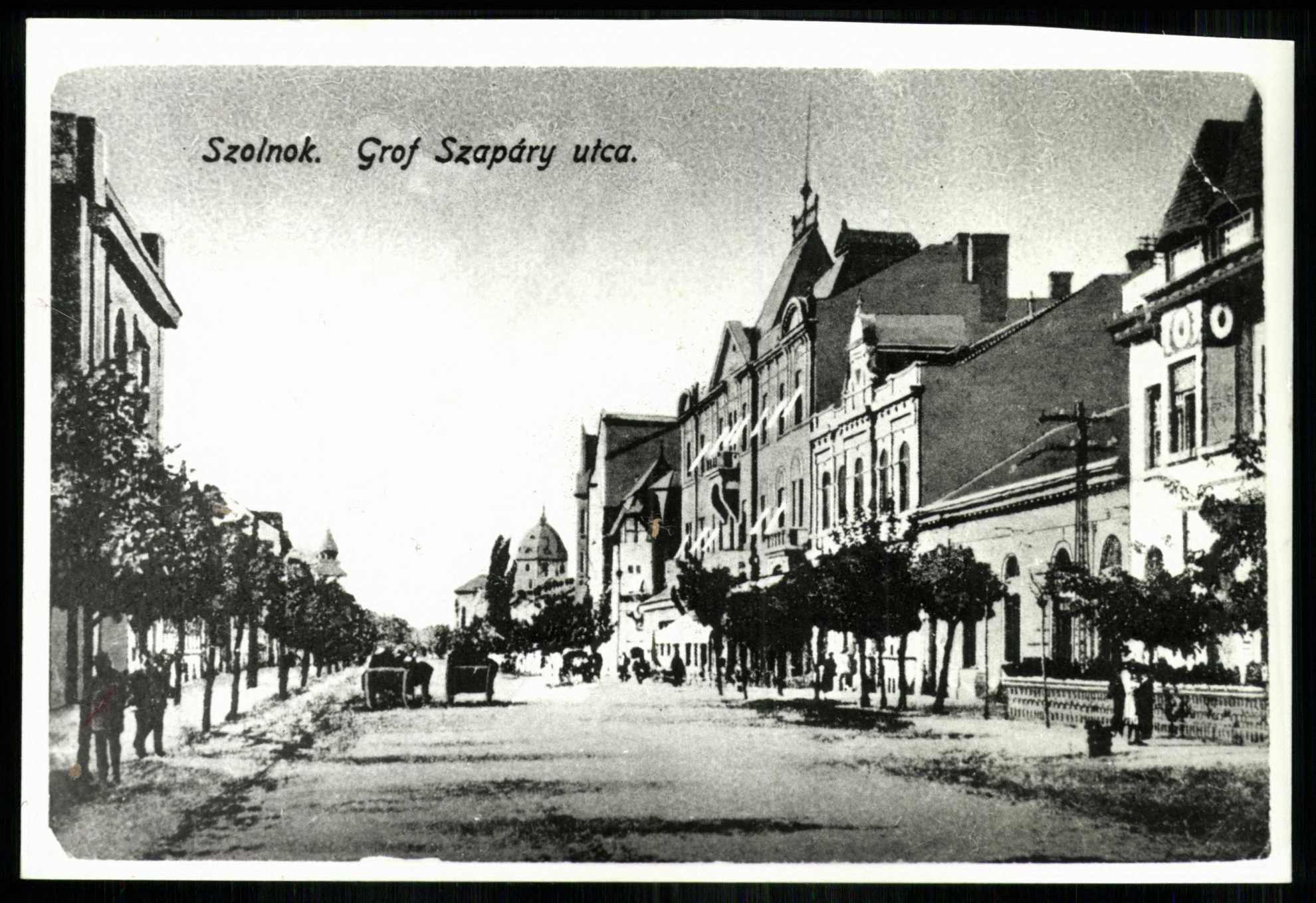 Szolnok Gróf Szapáry utca. Kádár cukrászda, Balaton étterem, Nemzeti szálló (Magyar Kereskedelmi és Vendéglátóipari Múzeum CC BY-NC-ND)