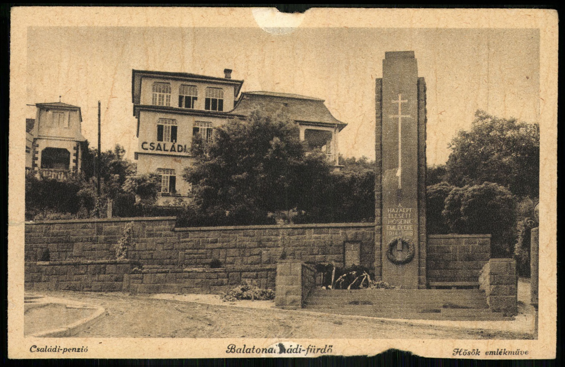 Balatonalmádi-fürdő Családi penzió. Hősök emlékműve (Magyar Kereskedelmi és Vendéglátóipari Múzeum CC BY-NC-ND)