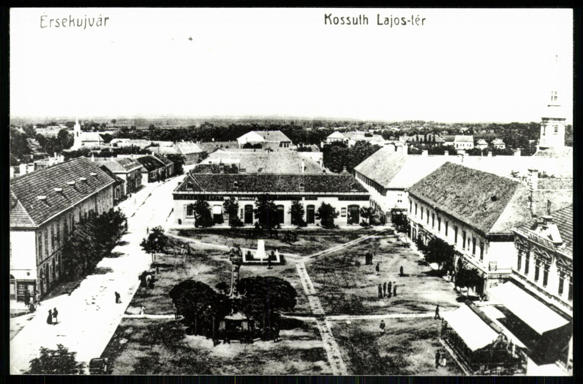 Érsekújvár Kossuth Lajos tér. Jobbra Nemzeti Szálloda (Magyar Kereskedelmi és Vendéglátóipari Múzeum CC BY-NC-ND)
