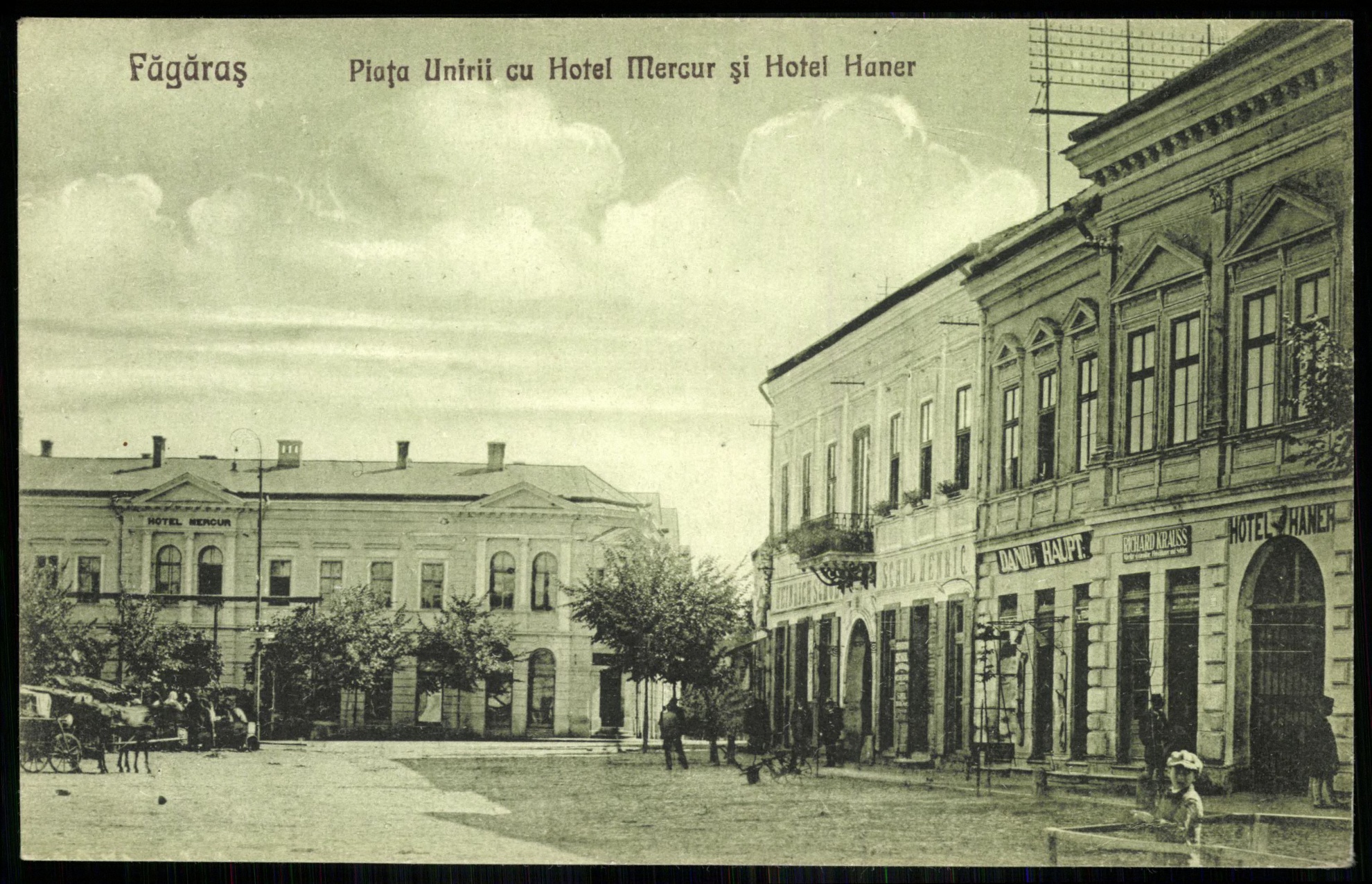 Fogaras Piaţa Unirii cu Hotel Mercuri şi Hotel Haner (Magyar Kereskedelmi és Vendéglátóipari Múzeum CC BY-NC-ND)
