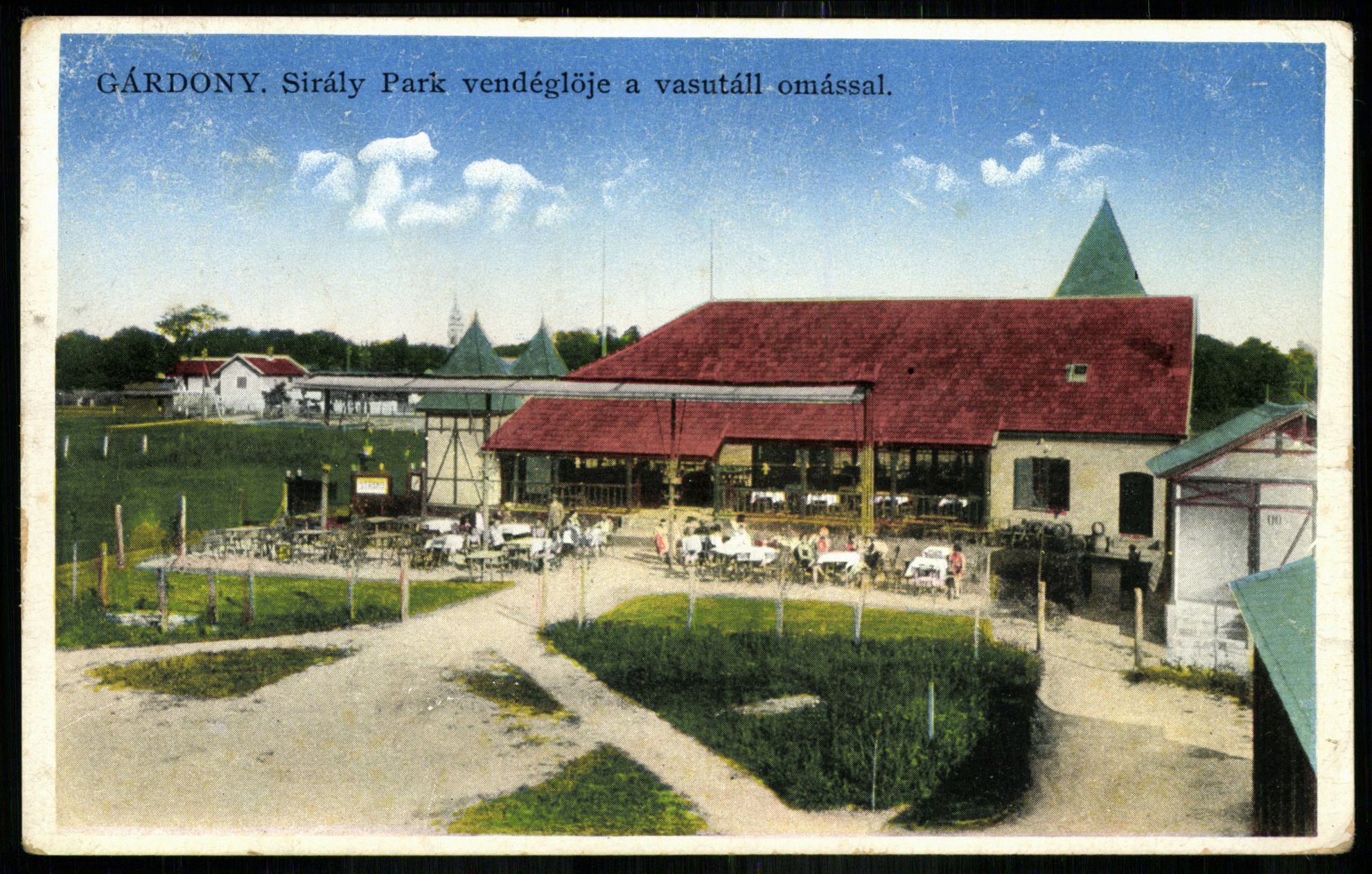 Gárdony Sirály Park vendéglője a vasútállomással (Magyar Kereskedelmi és Vendéglátóipari Múzeum CC BY-NC-ND)