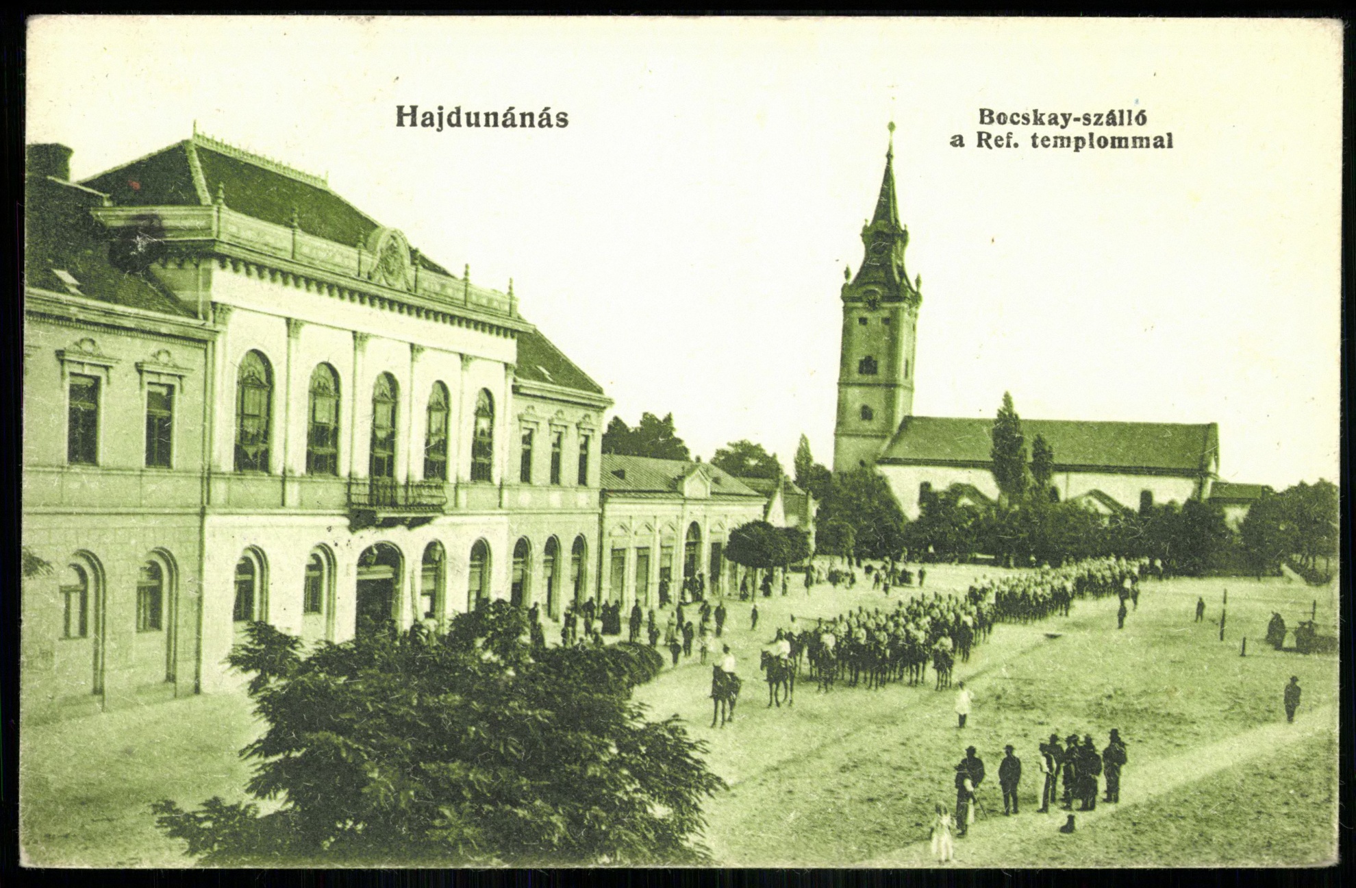 Hajdúnánás Bocsay-szálló a református templommal (Magyar Kereskedelmi és Vendéglátóipari Múzeum CC BY-NC-ND)